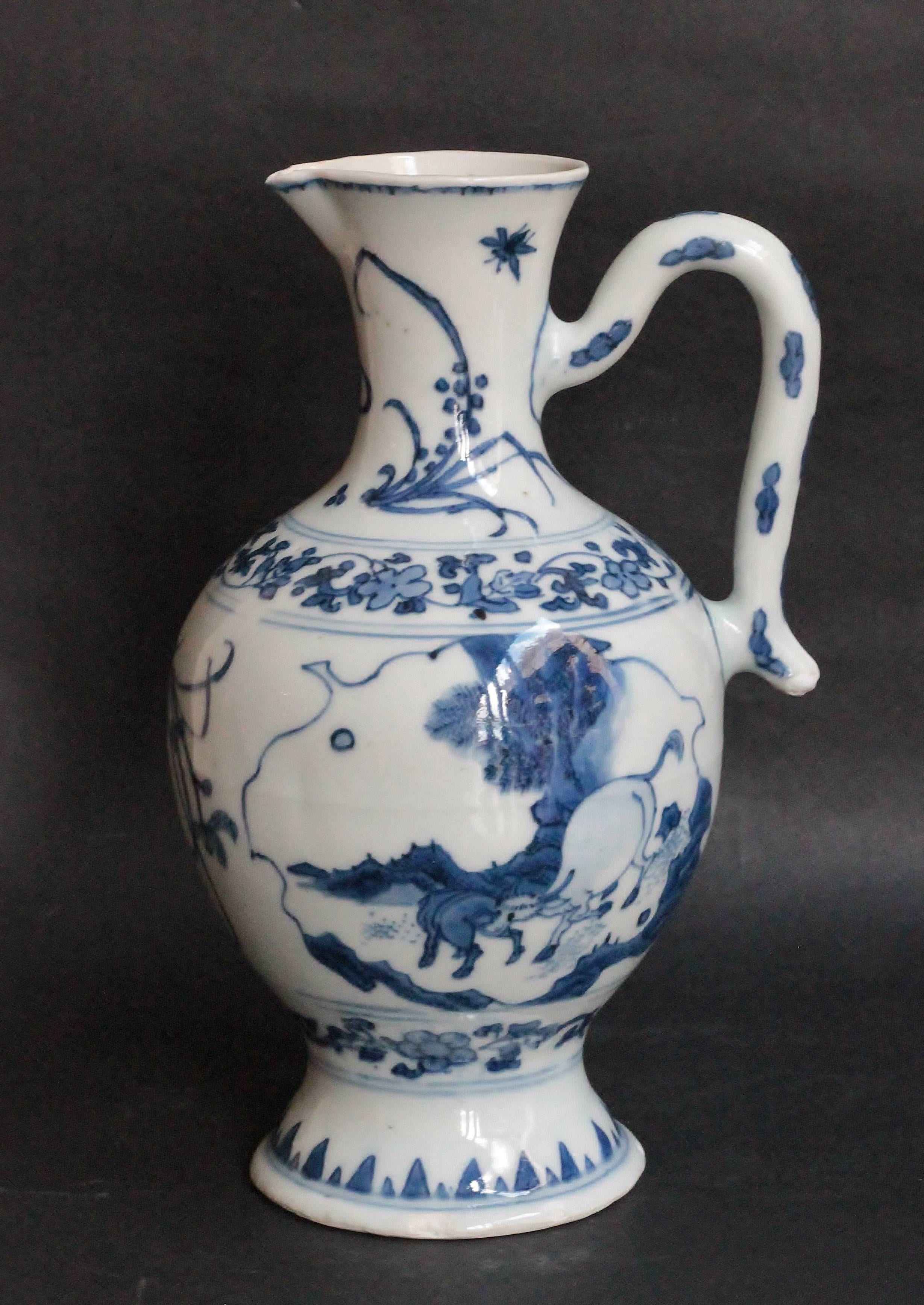 Chinese Export Blue and White Jug, Transition Period, 17th Century In Excellent Condition For Sale In Paris, FR