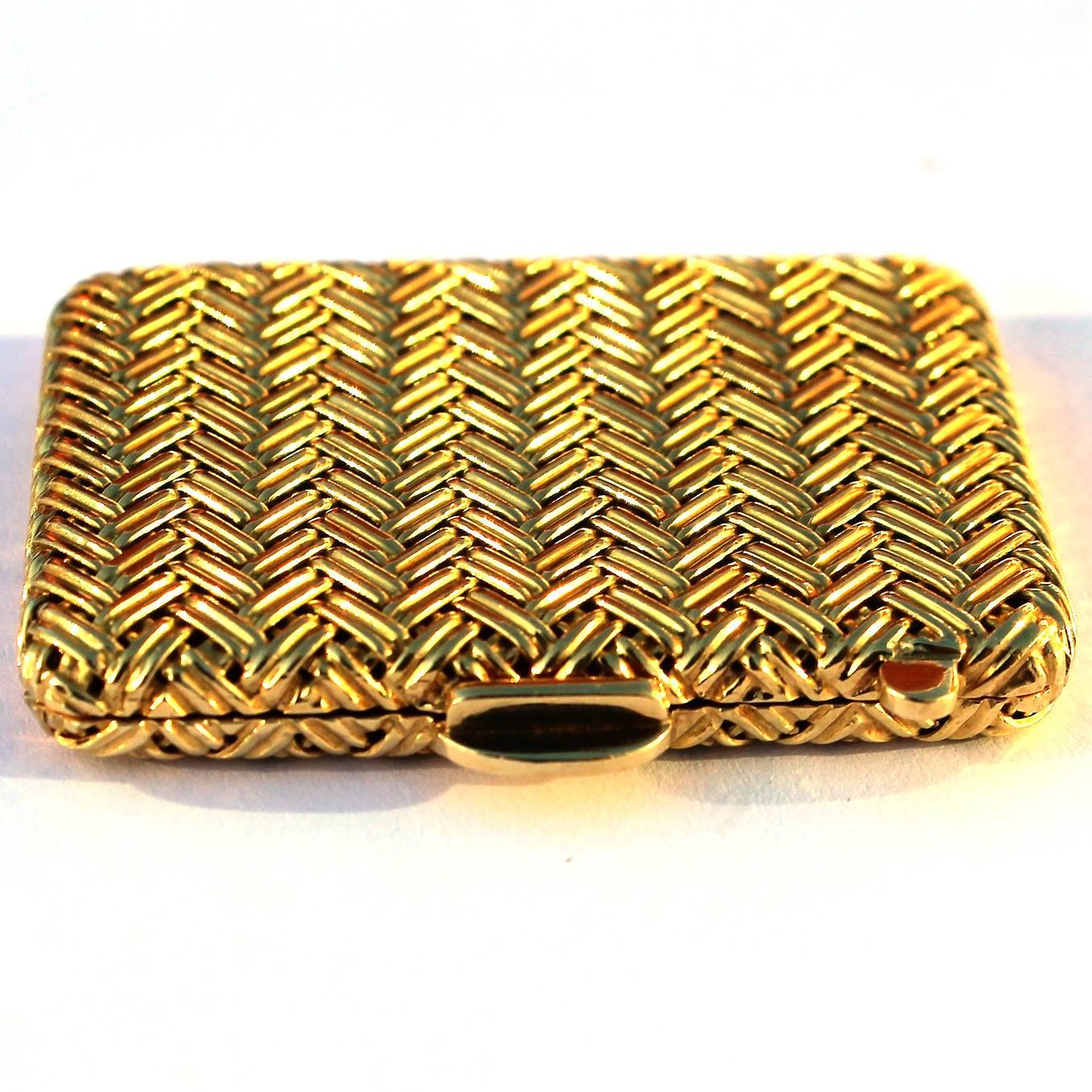 Fine vintage 18-carat yellow gold travelling double photograph frame, Classic herringbone design 1980s, probably Italian.
Size: 4 x 3 cms.
Weight approximately 28.6 g.
