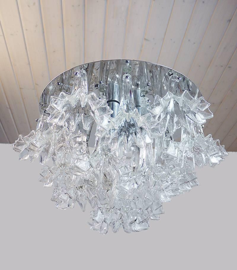 Large and heavy floral flush mount Murano glass chandelier in the style of Barovier & Toso, Italy, 1960s.
Chrome structure and 19 large, transparent blown glass flowers in five different lengths. Measure: Ø 24in.