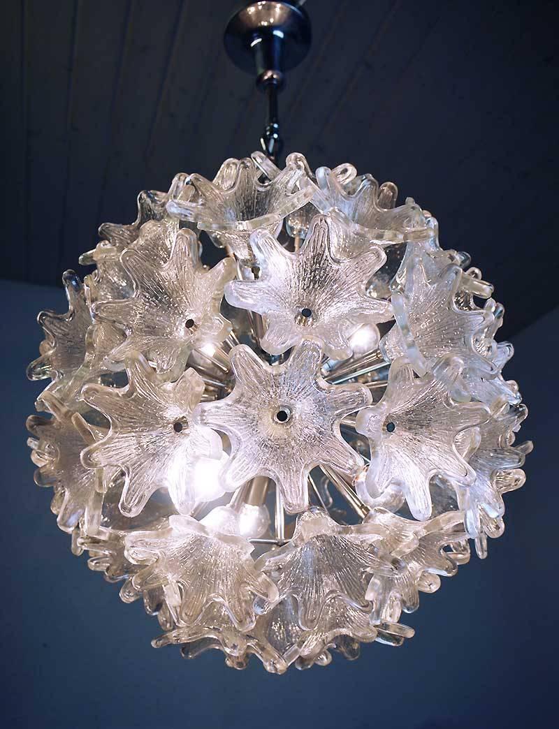 Elégant grand lustre spoutnik avec soixante fleurs en verre de Murano transparent sur une structure chromée. Conçu par Paolo Venini. Le lustre éclaire magnifiquement et offre beaucoup de lumière. Gemme de l'époque. Avec cette lampe, vous faites une