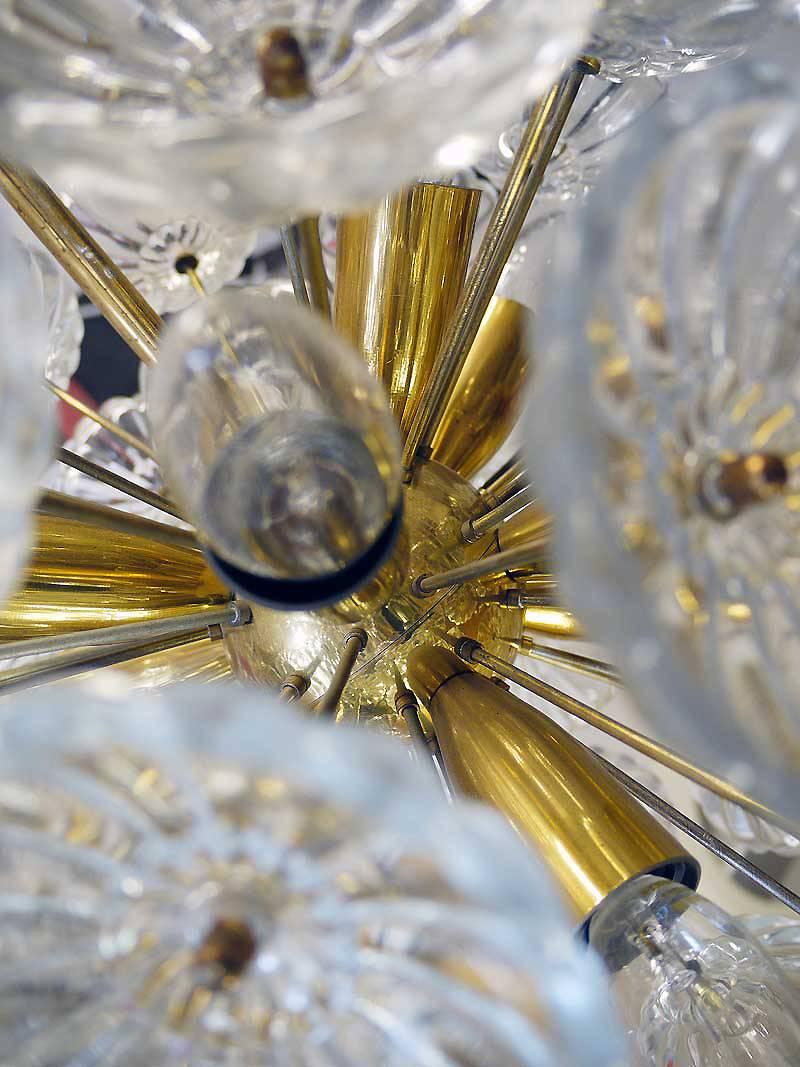 Tedesco 1960 Germania VEB Sputnik Lampadario 'Dandelion' Fiori di vetro e ottone in vendita
