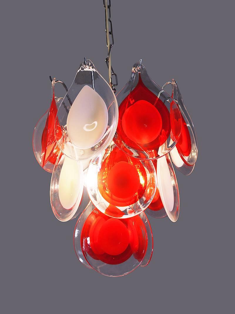 Elegant pendant lamp with eighteen red, white and clear handblown Murano glass discs on a chromed metal frame. Designed by Gino Vistosi. Chandelier illuminates beautifully and offers a lot of light. Gem from the time. With this light you make a