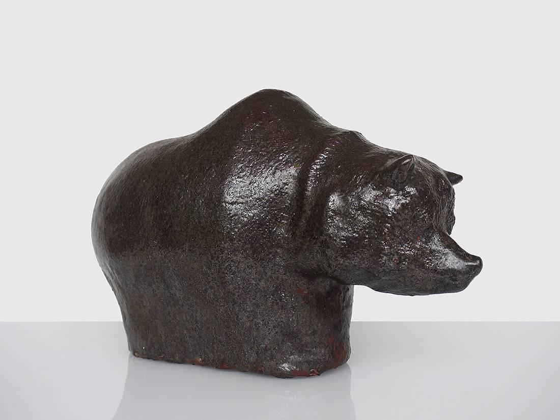 Gorgeous textured glaze bear sculpture.
Hand built pottery by Kunsttöpferei Rudi Stahl, German Studio Pottery founded in 1938.
An extremely rare piece an really eyecatcher for your modern interior!
Signed and numbered underneath (RS/8). 

Condition: