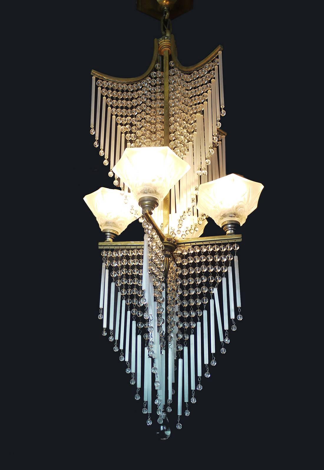 Eleganter und sehr seltener Kronleuchter mit vier mattierten Schirmen aus formgepresstem Glas mit Glasperlen und Stäben in der Art von Lorrain/Daum (Paul Daum & Pierre D'Avesn), Nancy, Frankreich. Der Kronleuchter ist einfach ein Schmuckstück. Die