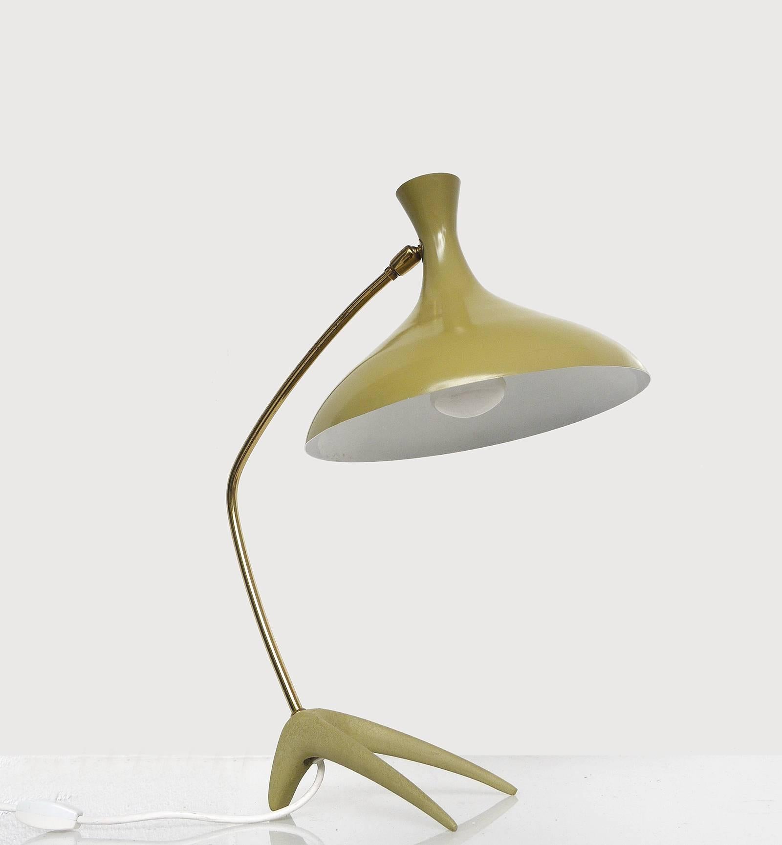 Elegant mid century desk light with olive trumpet shade and crow's feet. The shaped iron base comes with a brass stand and a ball joint to adjust the metal shade. Designed by Louis Kalff for Philips, Netherlands in the 1950s. 

Lighting: takes one