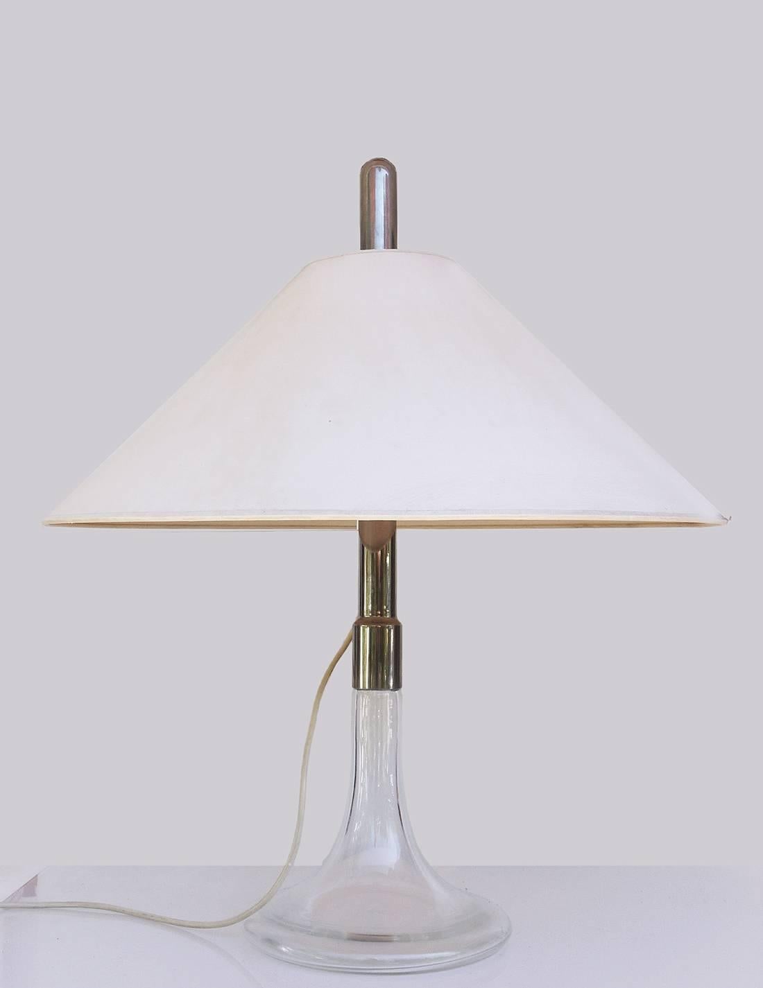 Lampe de table Ingo Maurer avec un pied en verre et l'abat-jour original:: fabriquée en Allemagne dans les années 1960. 
 
Mesures : largeur 23.6