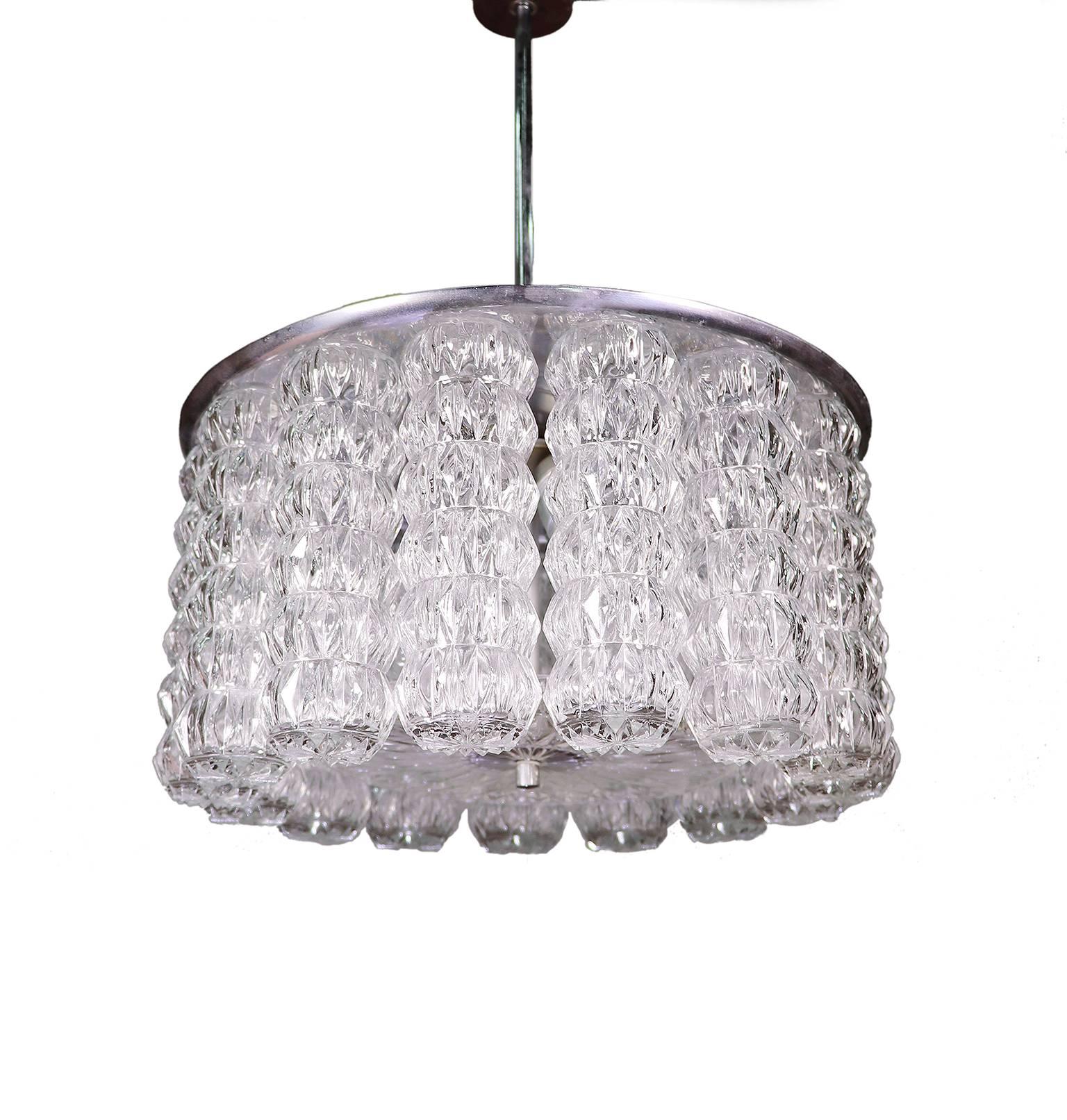 Elegante lampadario a tamburo con tubi di vetro circolari su una struttura cromata. Creato da J.T. Kalmar, Austria, negli anni '50. 

Illuminazione: quattro grandi lampadine a vite con base Edison E27. 
Condizioni: ottime condizioni. Nessuna