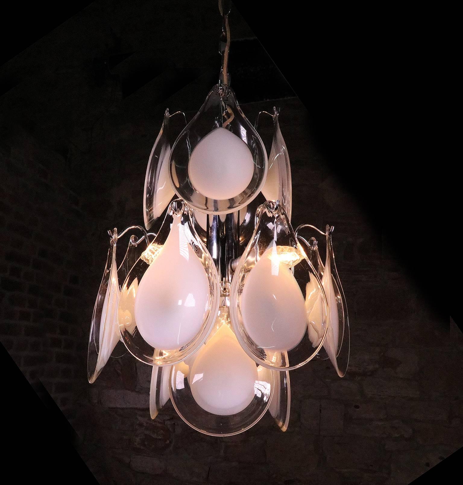 Elegant sputnik chandelier with handblown white and clear shaped Murano glass petals on a chromed frame. Designed by Gino Vistosi. Manufactured by Vistosi, Italy in the 1960s. 

Design: Gino Vistosi. 
Lighting: takes one large E27 base and four
