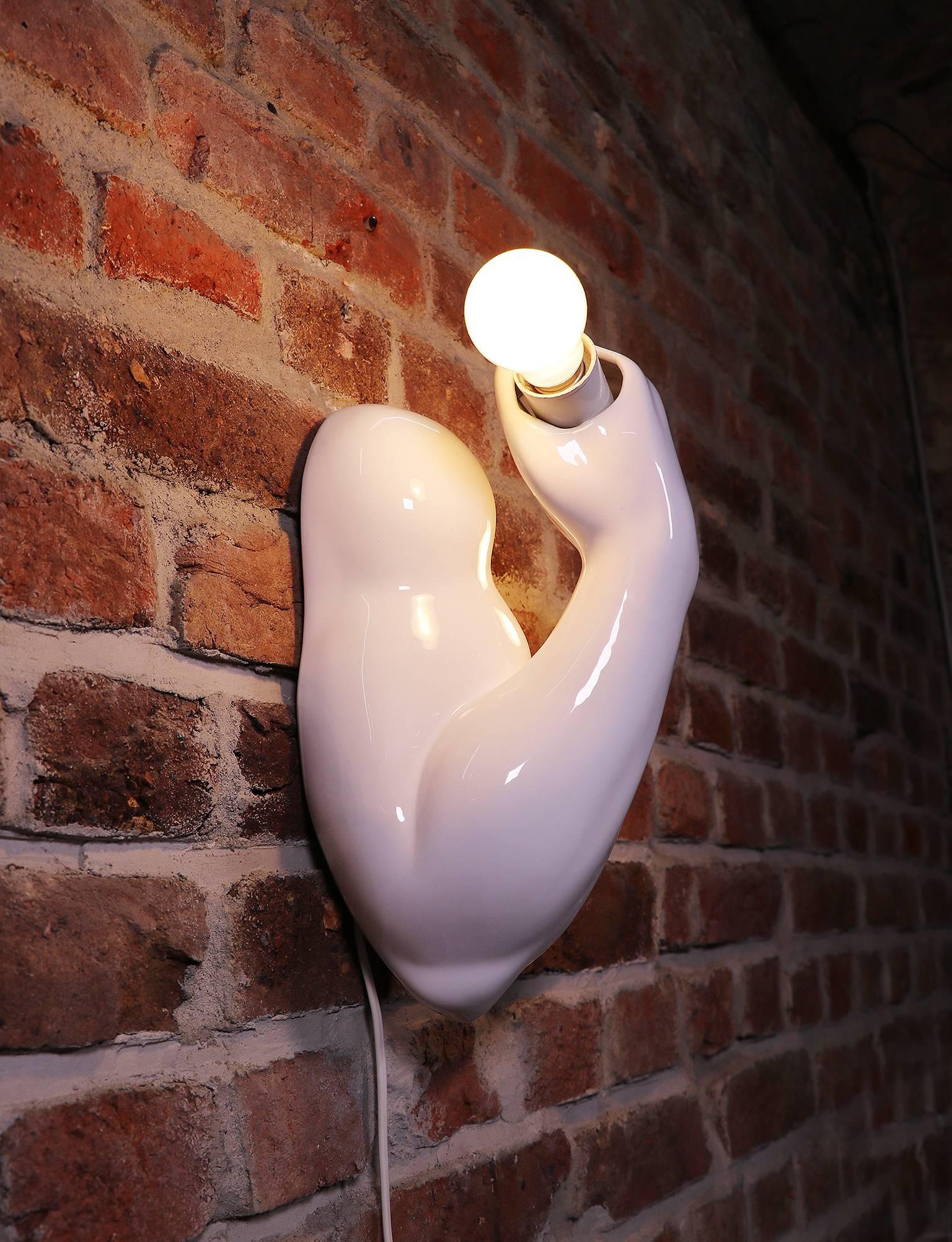 Hervorragende weiße Porzellan-Wandleuchte mit zwei großen Edison-Glühbirnen.
Hergestellt in den 1950er-1960er Jahren, wahrscheinlich in Italien.
