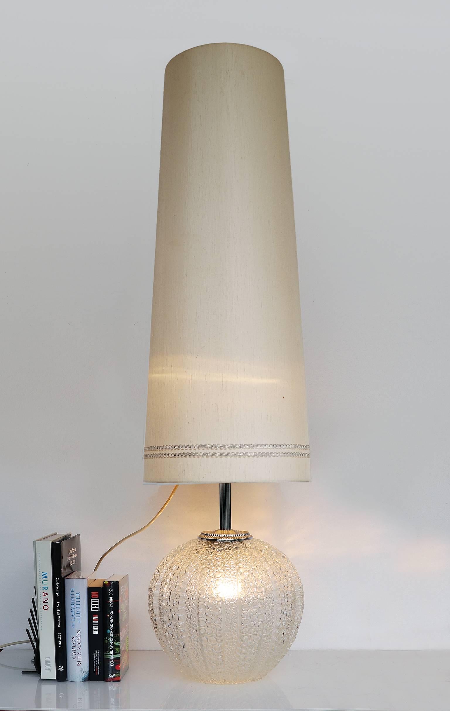 Elegant floor light with aspherical base in bubble glass with two-light settings by Hustadt Lighting, Germany, 1960s. 

Measures: height without shade and bulb: 23.6