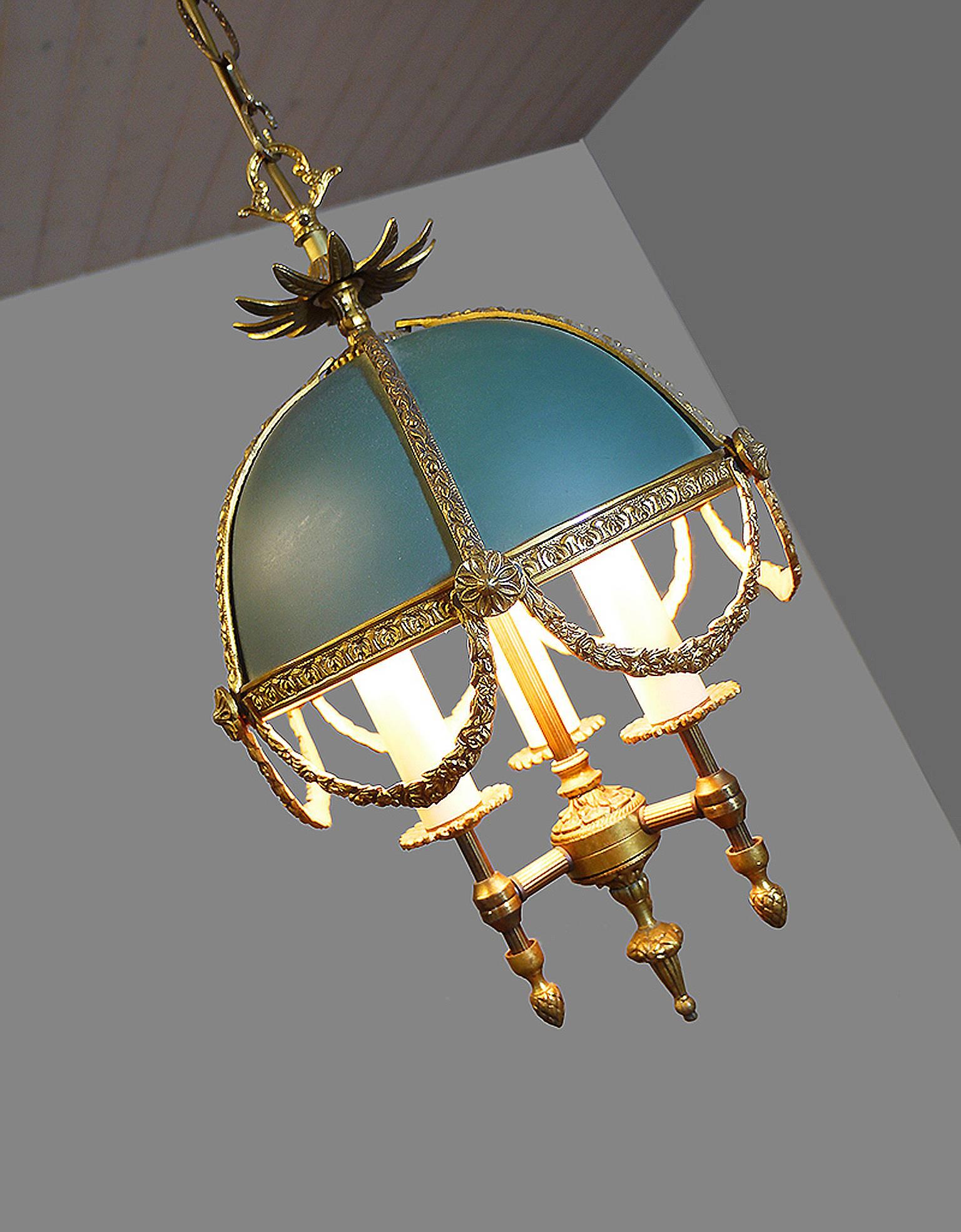Elegant Louis XV style three lights chandelier in bronze with a painted tole shade.
Measures: Height with suspension 39
