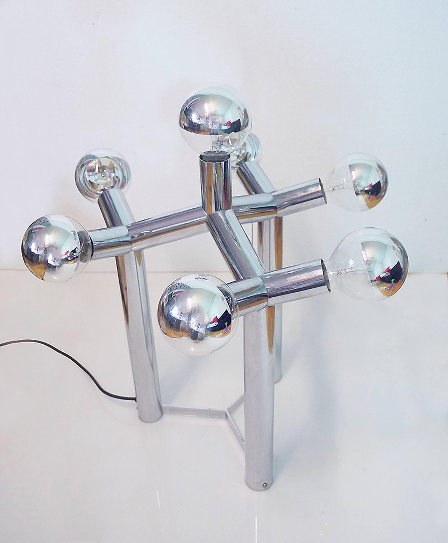 Atomic structured table or floor lamp made by Robert Haussmann, Swiss lamp international in the 1960s with seven large Edison sockets. Delivery without bulbs.
  