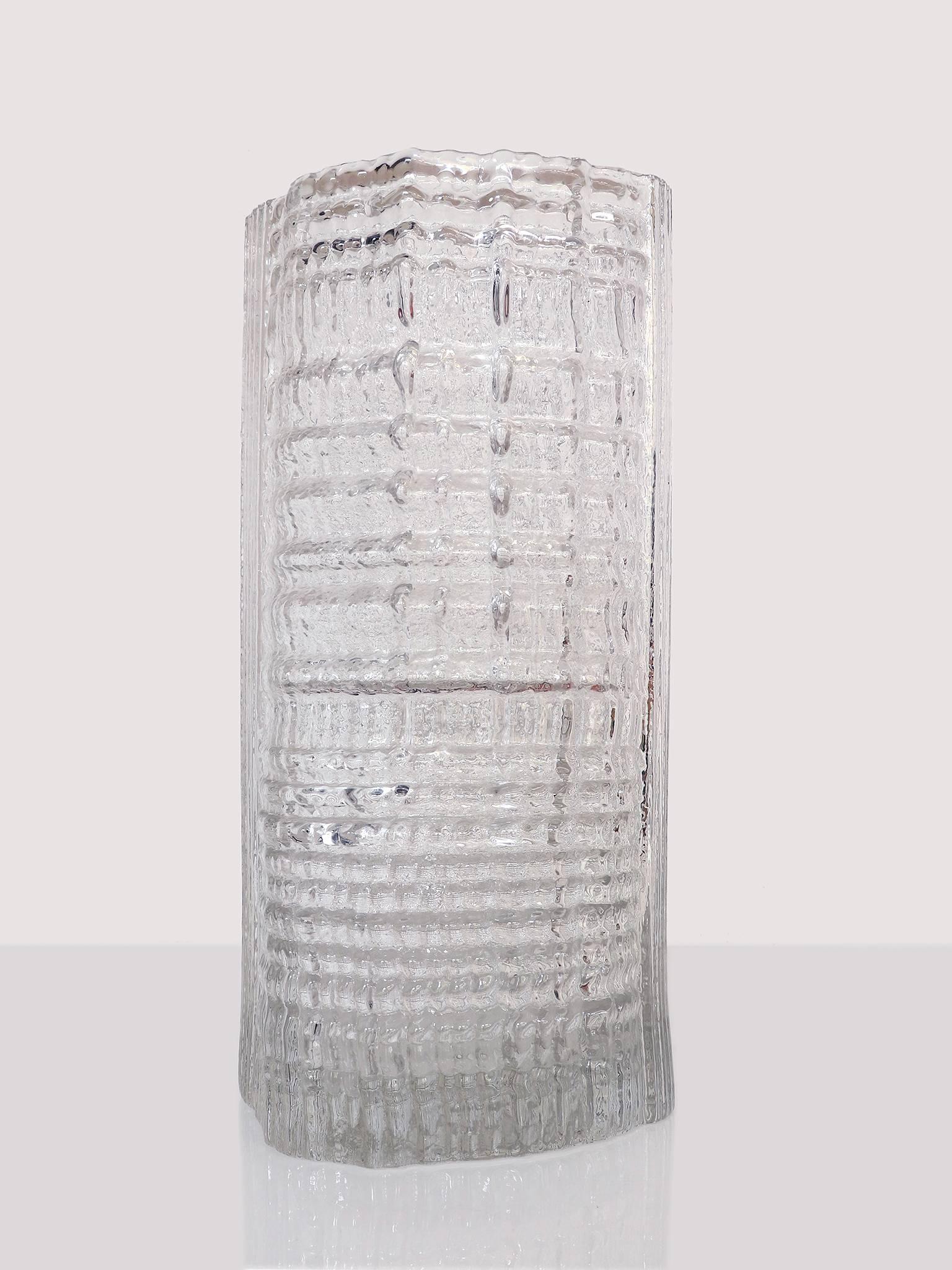 Riesige skulpturale Vase aus vereistem, geripptem Glas, entworfen von Tapio Wirkkala für Rosenthal, Deutschland, in den 1950er Jahren. 
Unten signiert mit 