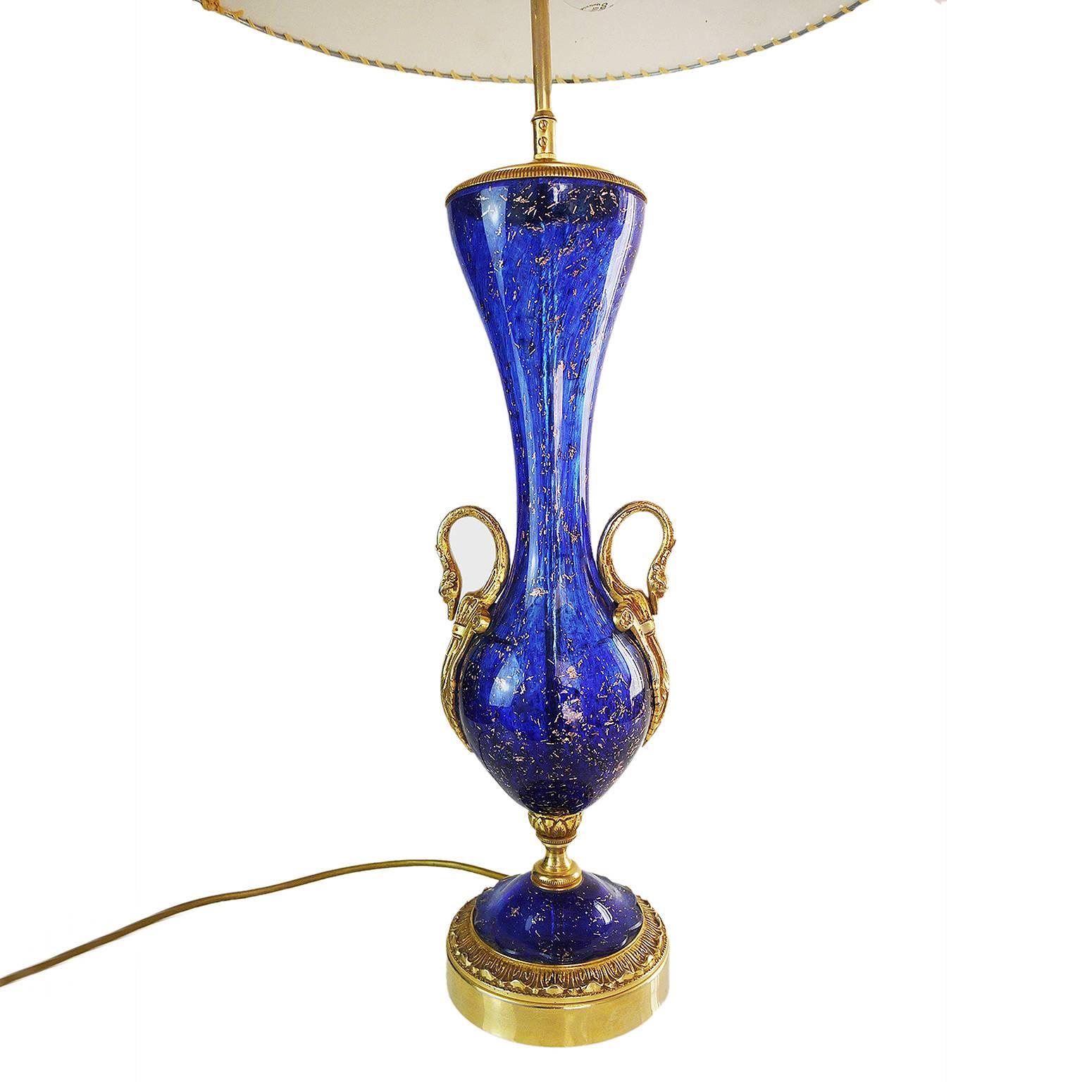 Elegant table lamp with a blown Murano glass baluster with gold & bronze swan head handles & inclusions manufactured by Barovier e Toso, Italy, 1960s. 

Takes two big Edison E27 base bulbs. 

The lamp has been tested with US American light bulbs