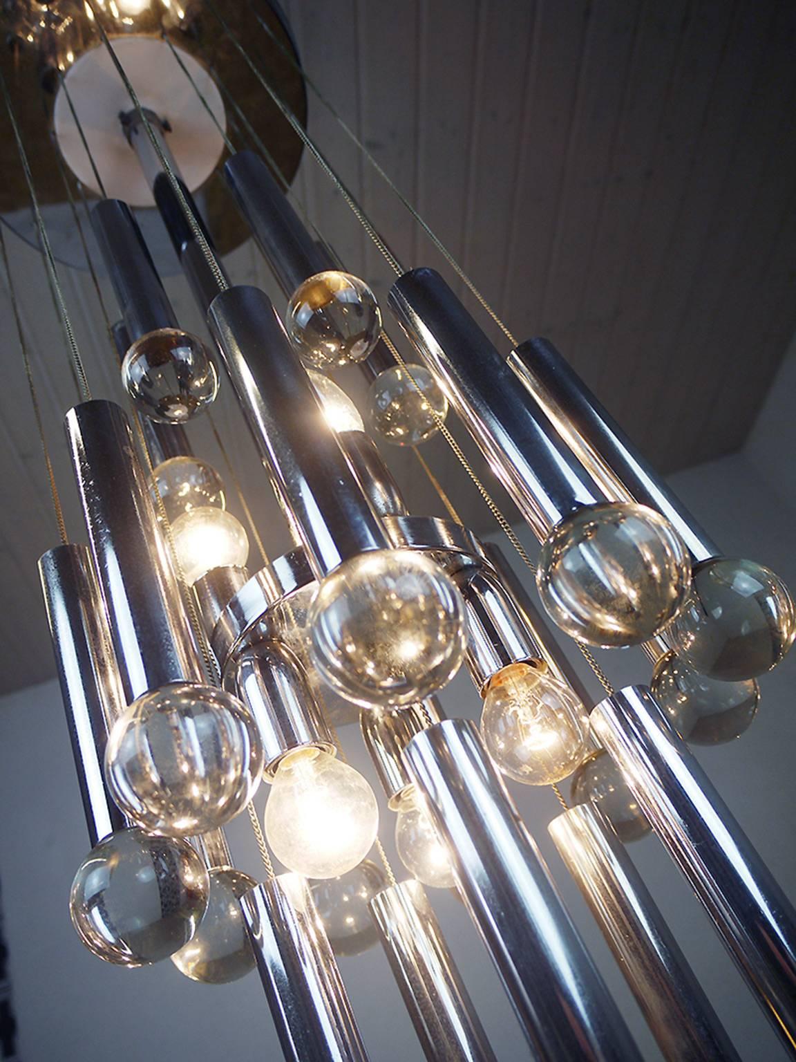 Eleganter Sputnik-Wasserfall-Pendelleuchter mit Kristallkugeln auf einem verchromten Rahmen. Hängendes Glas ähnelt Eiszapfen. Der Kronleuchter leuchtet wunderschön und spendet sehr viel Licht. Schmuckstück aus der Zeit. Mit dieser Leuchte setzen Sie