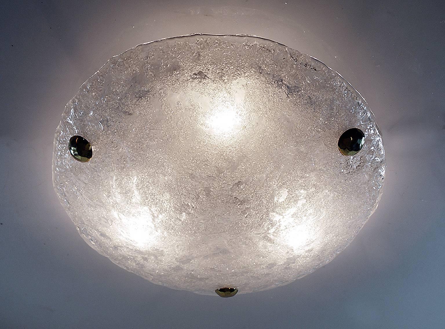 Luminaire encastré en verre glacé de Murano avec quincaillerie en métal et laiton. Fabriqué par Hillebrand, Allemagne, années 1960.
 
Éclairage : la lampe peut recevoir trois petites ampoules Edison à culot E14. 
Condit : très bon état. Pas