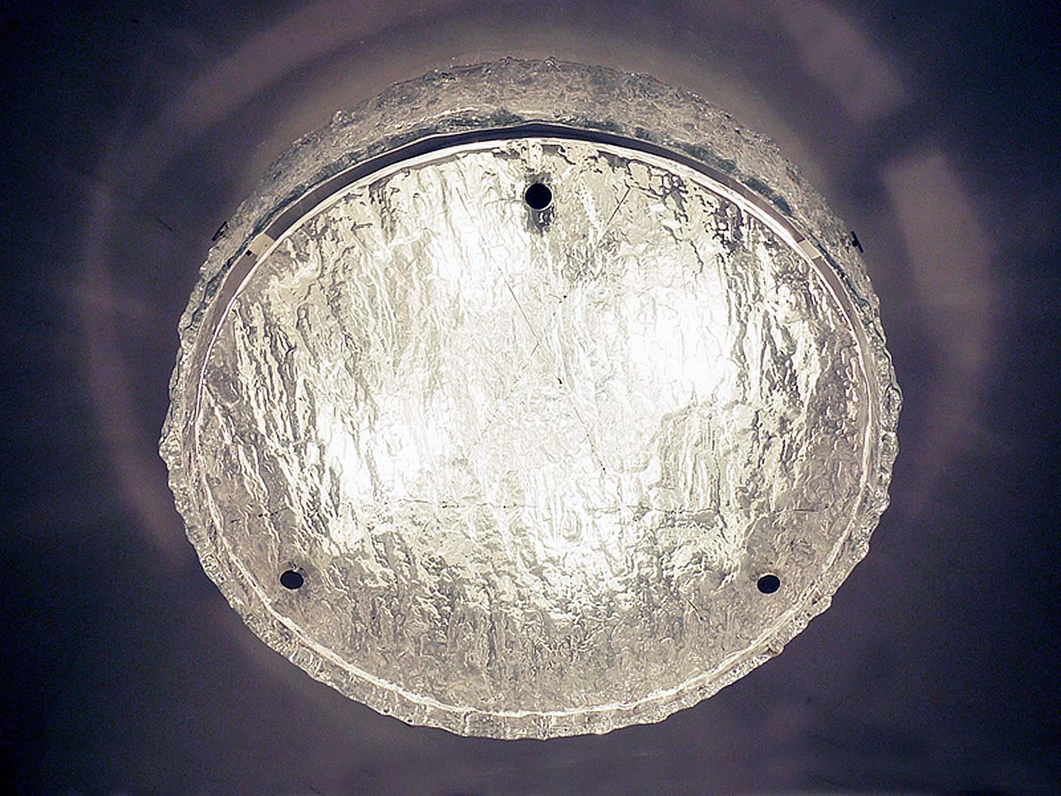 Elegant large two part drum-shaped flush mount ceiling light with one ring outside and a flat disc made of heavy textured clear iced glass on a white metal frame with chromed nickel finals. Manufactured by Kaiser Lighting, Germany in the 1960s.