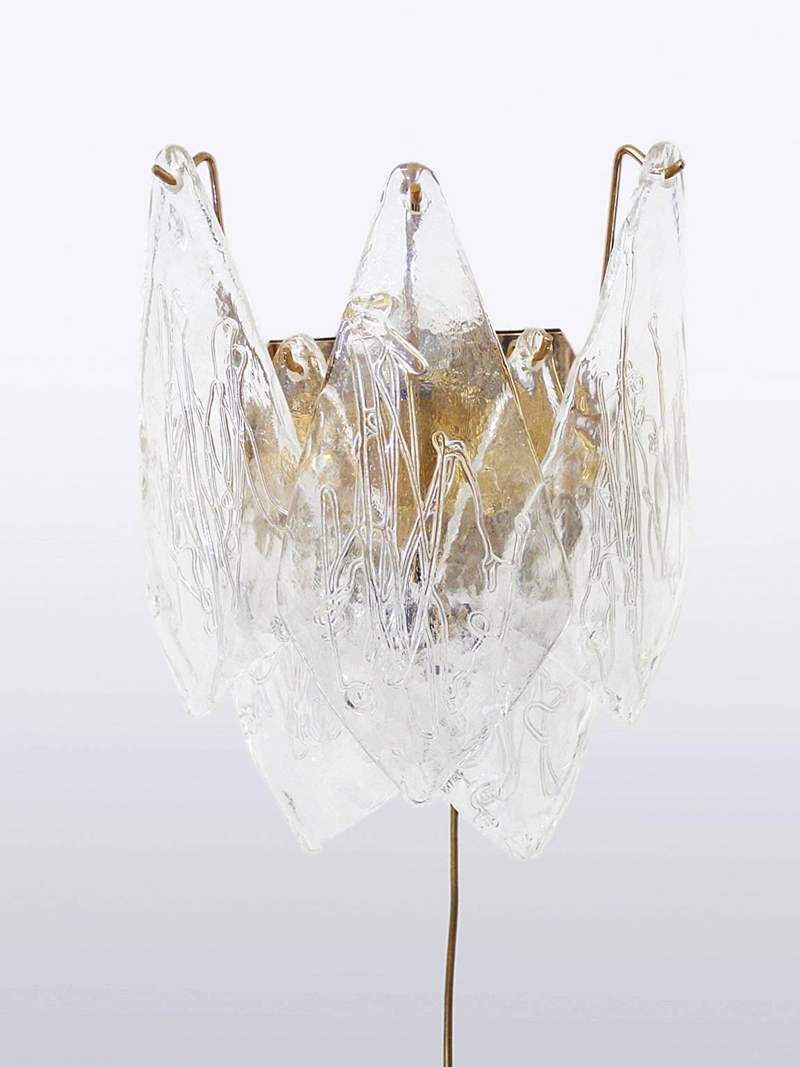 Large sconce with five handblown leaves on a metal frame made in Italy, 1960s. 

Measures: depth 4.7