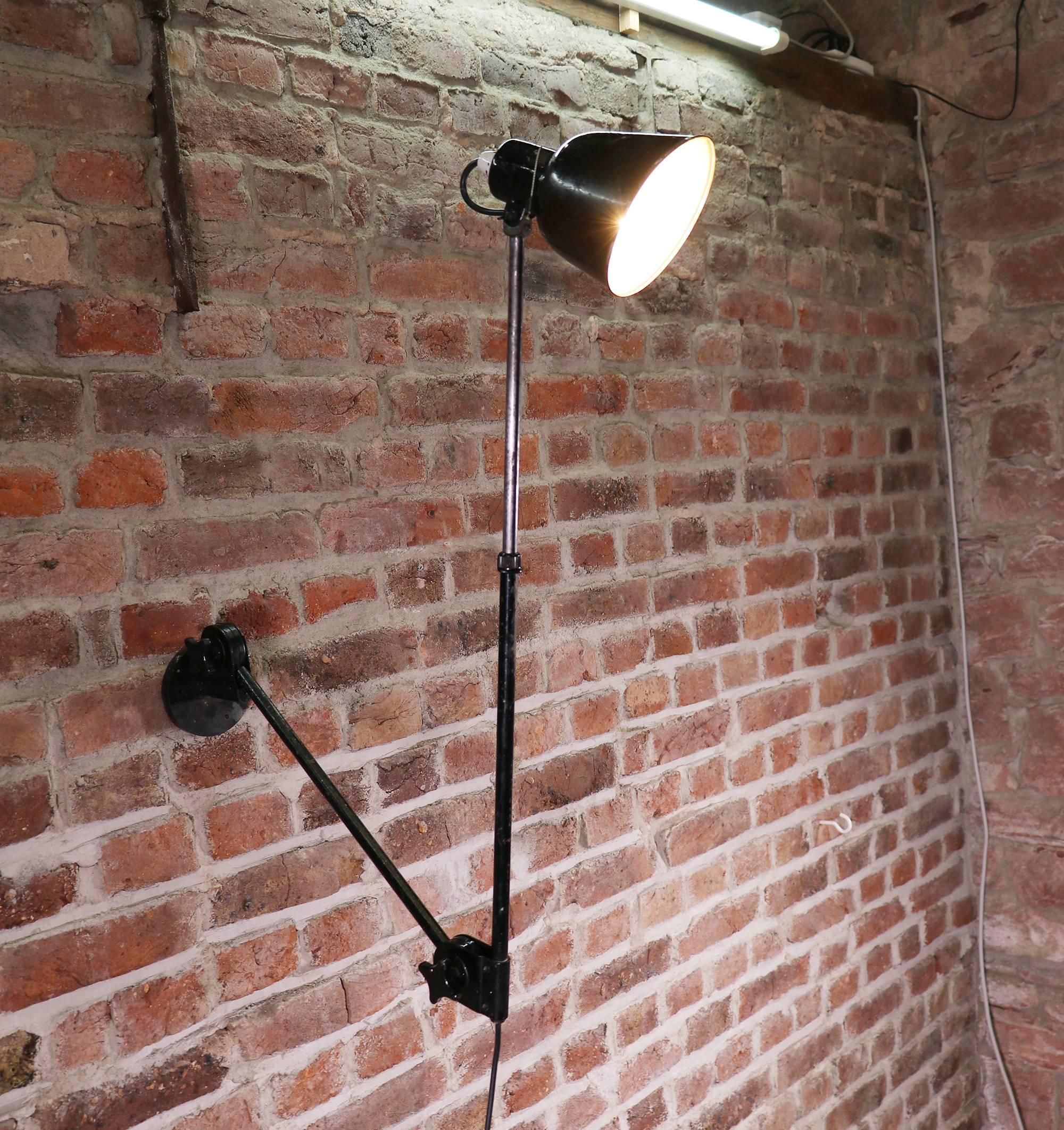 Vintage black industrial adjustable articulated telescopic task lamp made in Germany in the 1920s-1930s. 

Can be used as wall or table lamp.

Wall arm measures max. 44.5
