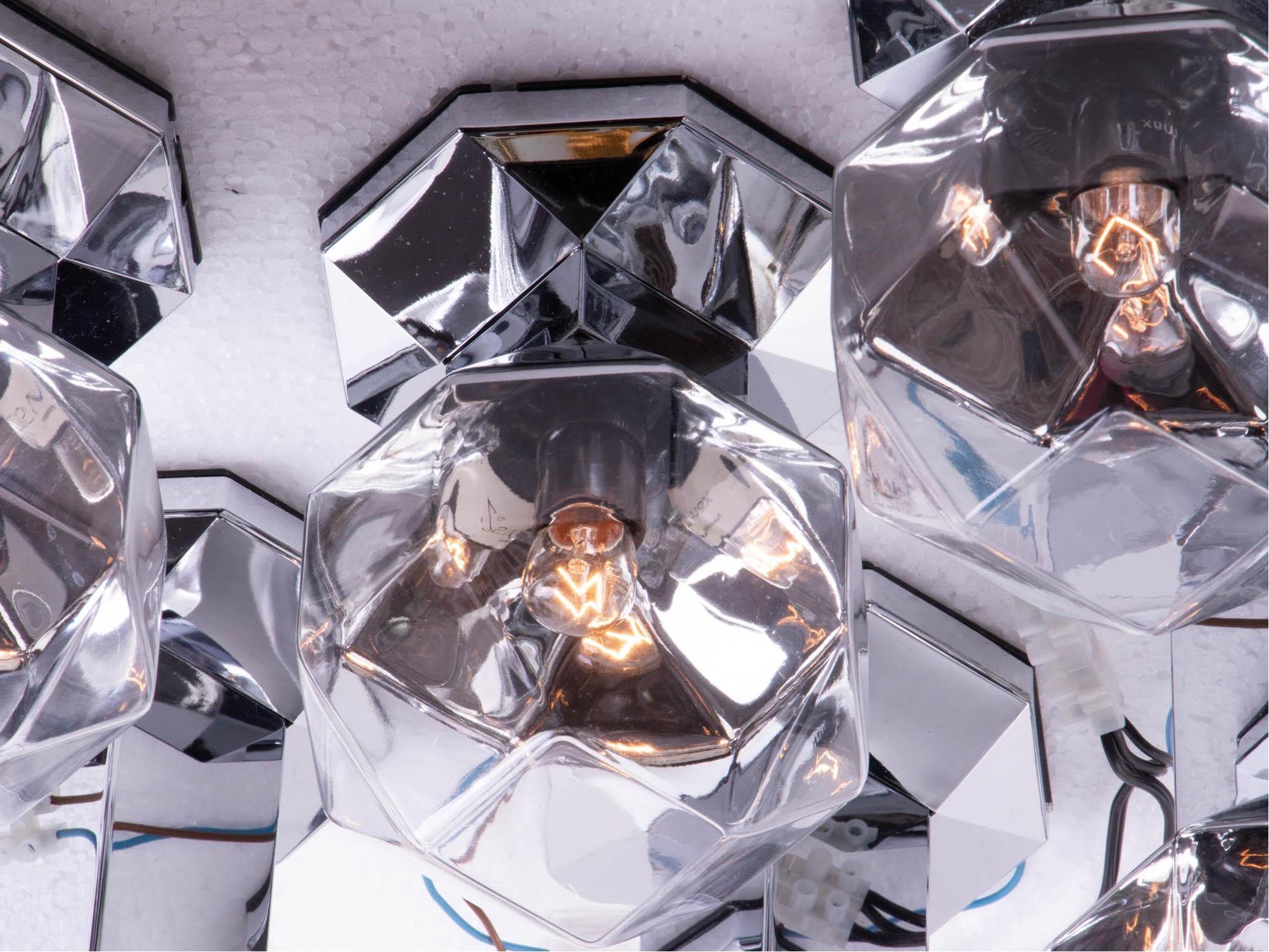 Elegantes Sputnik-Set aus neun teilweise verchromten mundgeblasenen kubistischen Glasschirmen auf verspiegelten Kunststoff- und Stahlrahmen. Die Lampen können individuell an Wand und Decke angebracht werden. Entworfen von Motoko Ishii für Staff