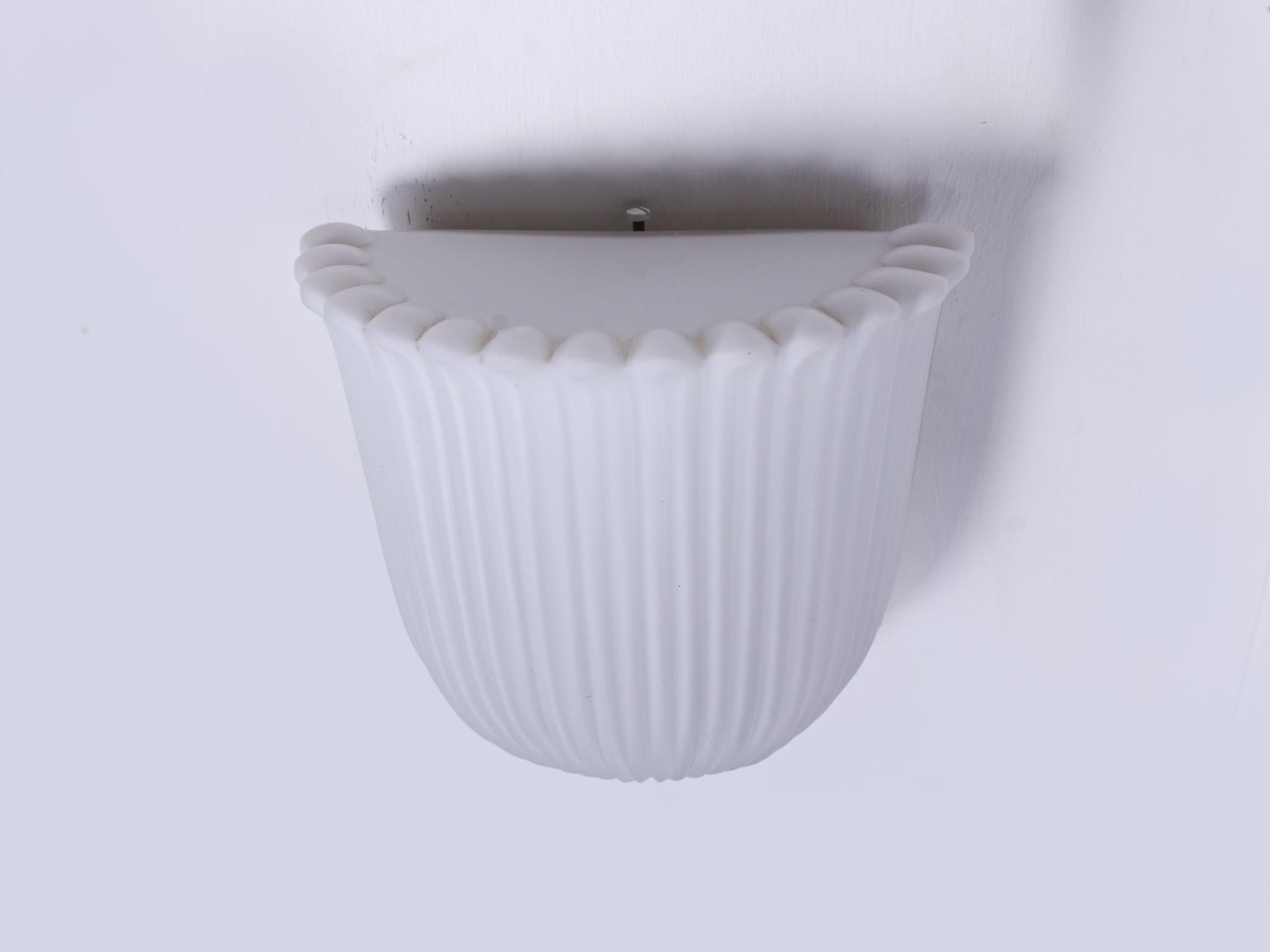 Coppia di lampade da parete in vetro bianco di Glashütte Limburg, Germania, circa 1960 In condizioni buone in vendita a Niederdorfelden, Hessen