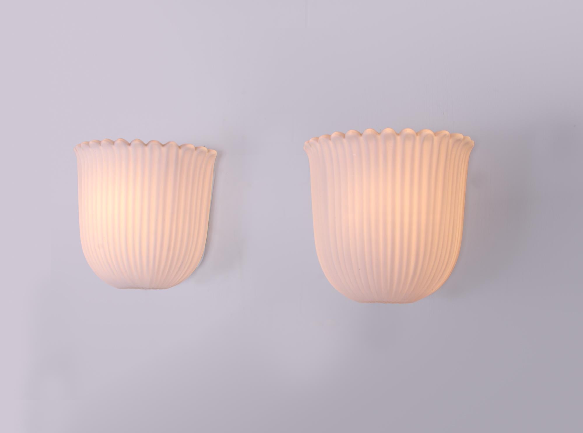 Mid-Century moderno Coppia di lampade da parete in vetro bianco di Glashütte Limburg, Germania, circa 1960 in vendita