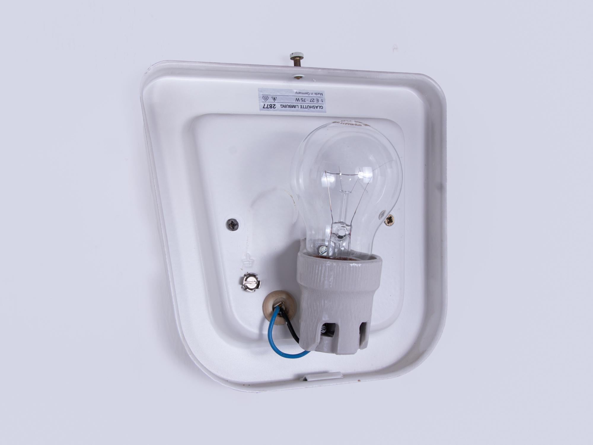XX secolo Coppia di lampade da parete in vetro bianco di Glashütte Limburg, Germania, circa 1960 in vendita