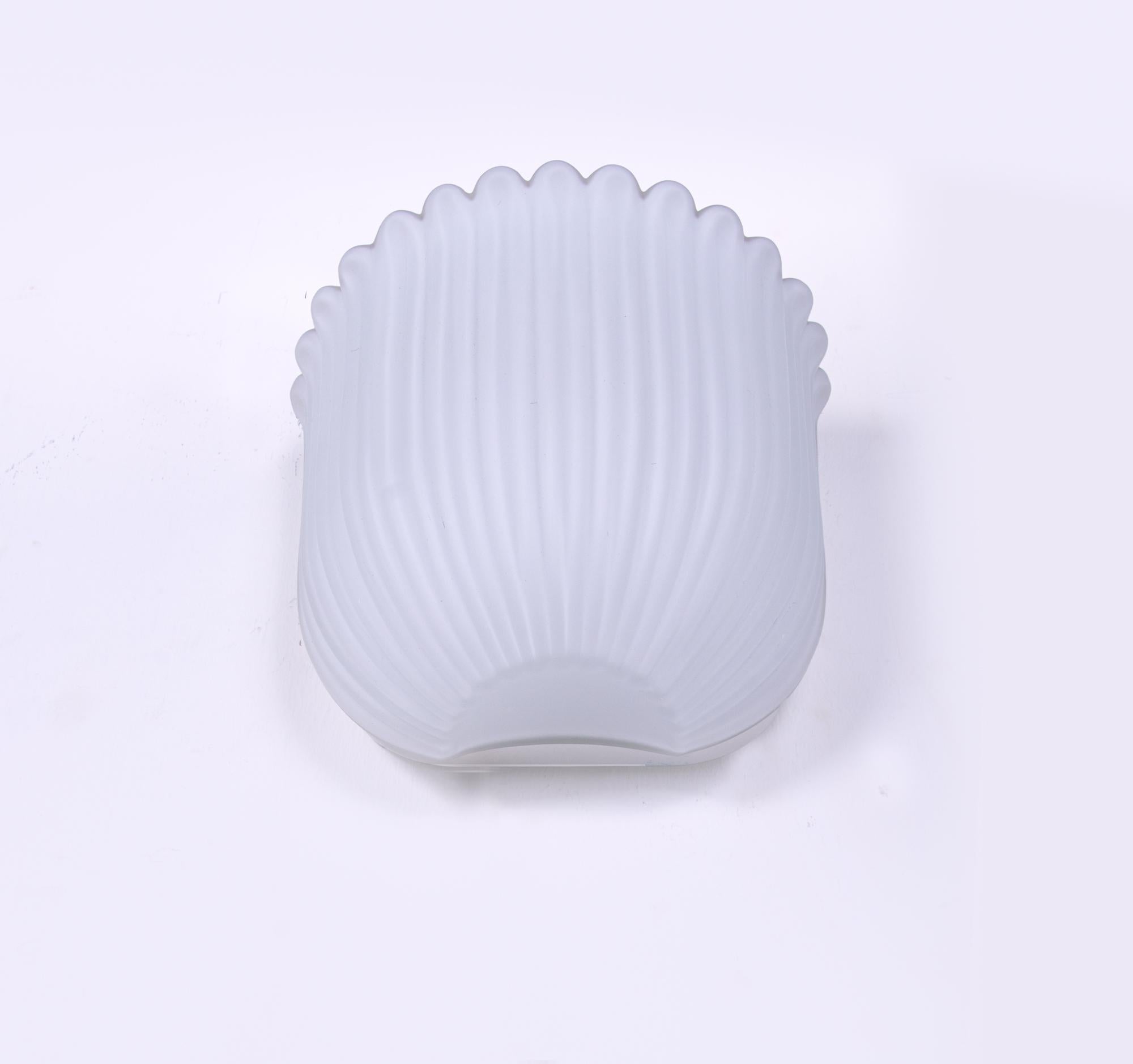 Fatto a mano Coppia di lampade da parete in vetro bianco di Glashütte Limburg, Germania, circa 1960 in vendita