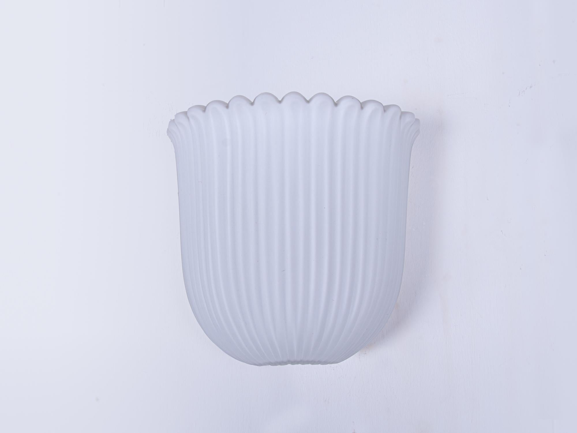 Tedesco Coppia di lampade da parete in vetro bianco di Glashütte Limburg, Germania, circa 1960 in vendita