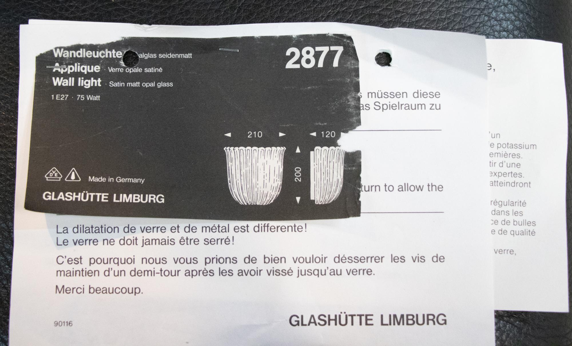 Metallo Coppia di lampade da parete in vetro bianco di Glashütte Limburg, Germania, circa 1960 in vendita