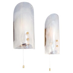 Coppia di applique Kalmar Murano in vetro bianco e ottone, di Carlo Nason, anni '60