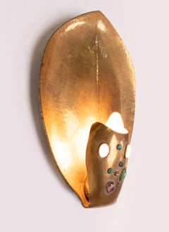 Einzigartige Wandleuchte im brutalistischen Stil in Blattform mit Edelstein-Cabochons und handgehämmertem Messing aus den 1960er Jahren