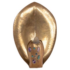 Applique murale brutale unique en forme de feuille, avec cabochons en pierres précieuses et laiton martelé à la main, années 1960
