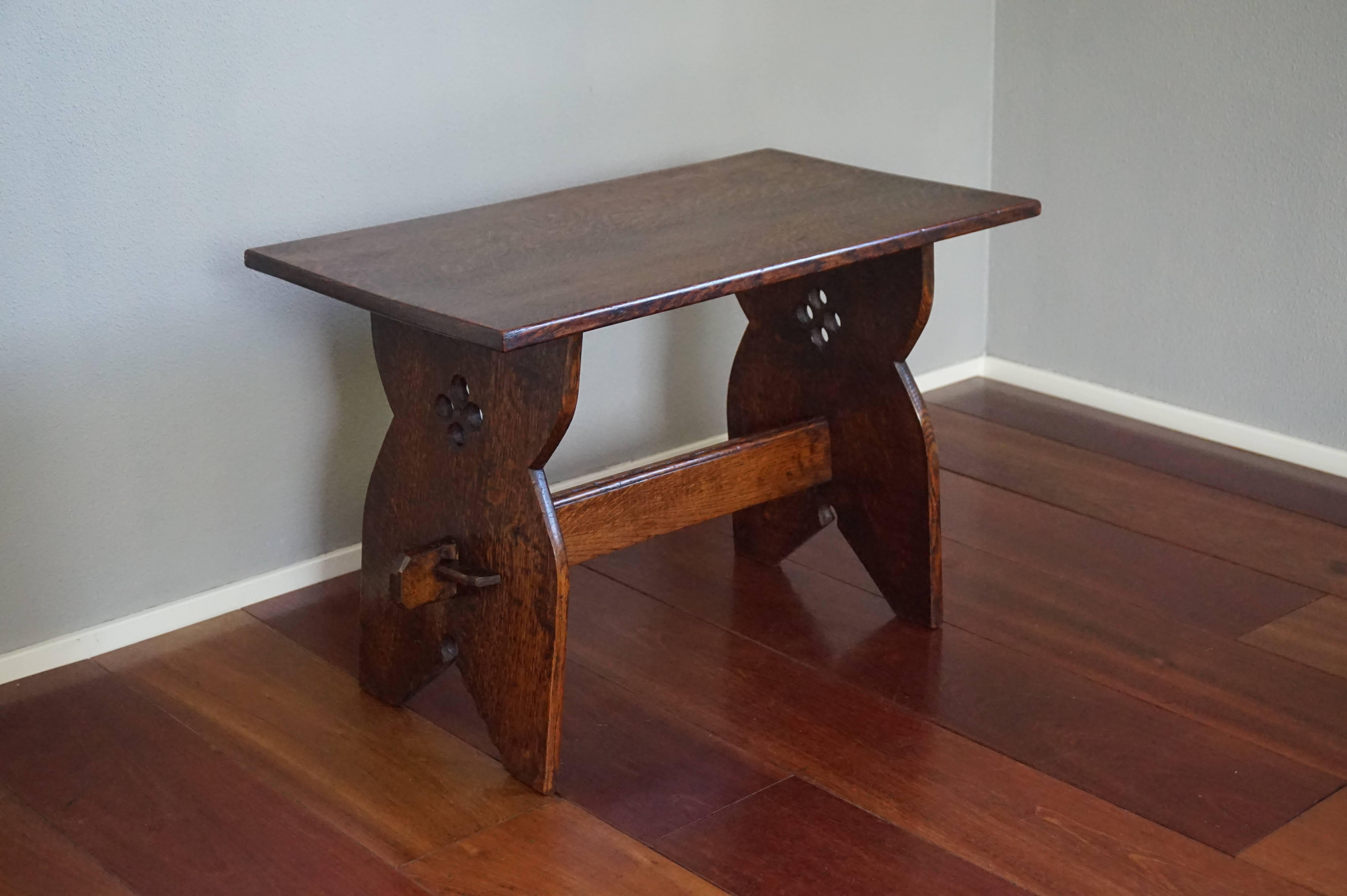 Stunning and practical size Arts and Crafts coffee table.

This stunning, multipurpose Arts and Crafts table has everything that one could wish for in a piece of furniture in this style. It has the perfect design with just enough, stylish