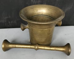 Antico mortaio in bronzo massiccio lavorato a mano con pestello e grande patina originale