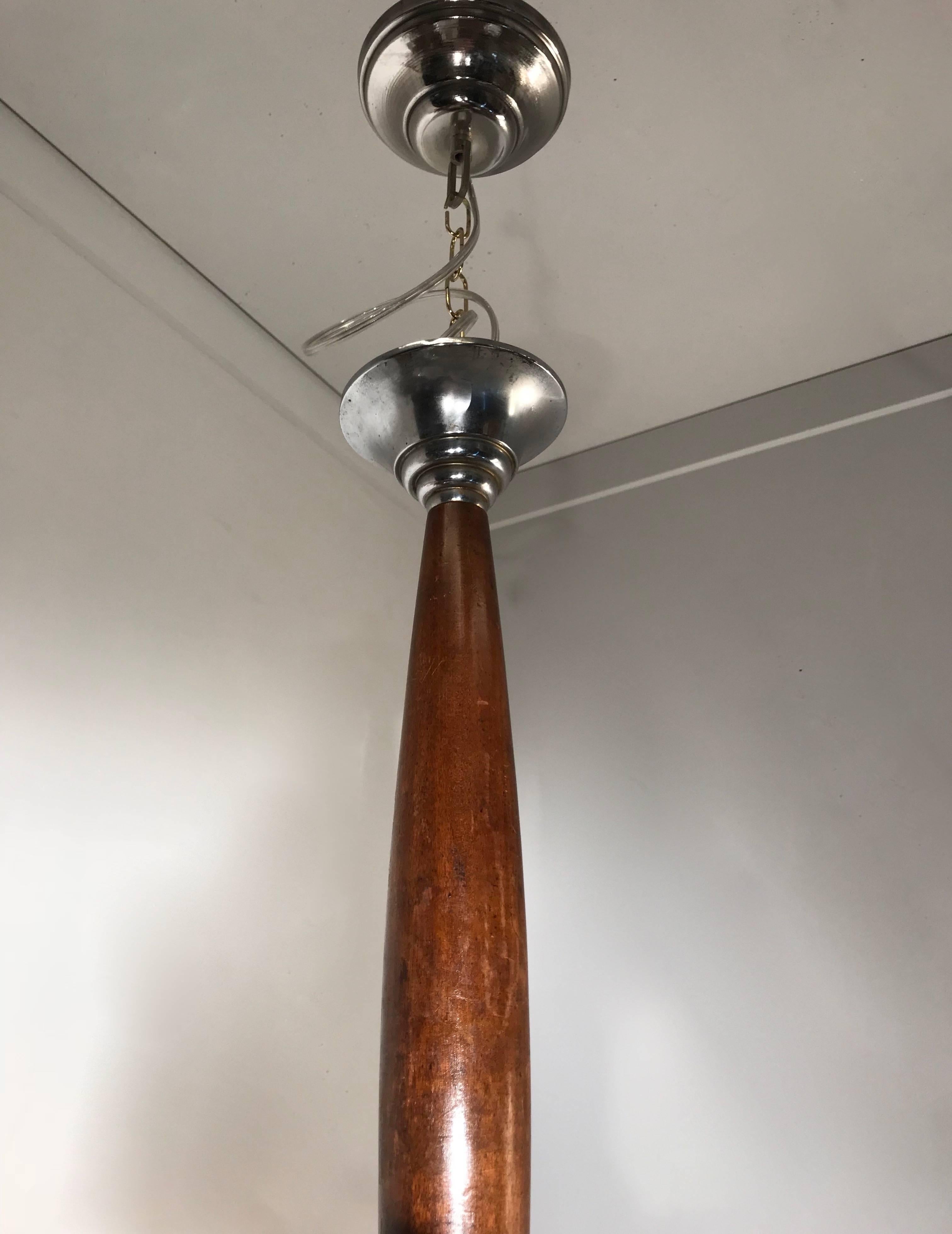 Bronze Lampe à suspension Art Déco chromée sur bronze, motif oiseaux de requin stylisés, avec abat-jour en verre en vente
