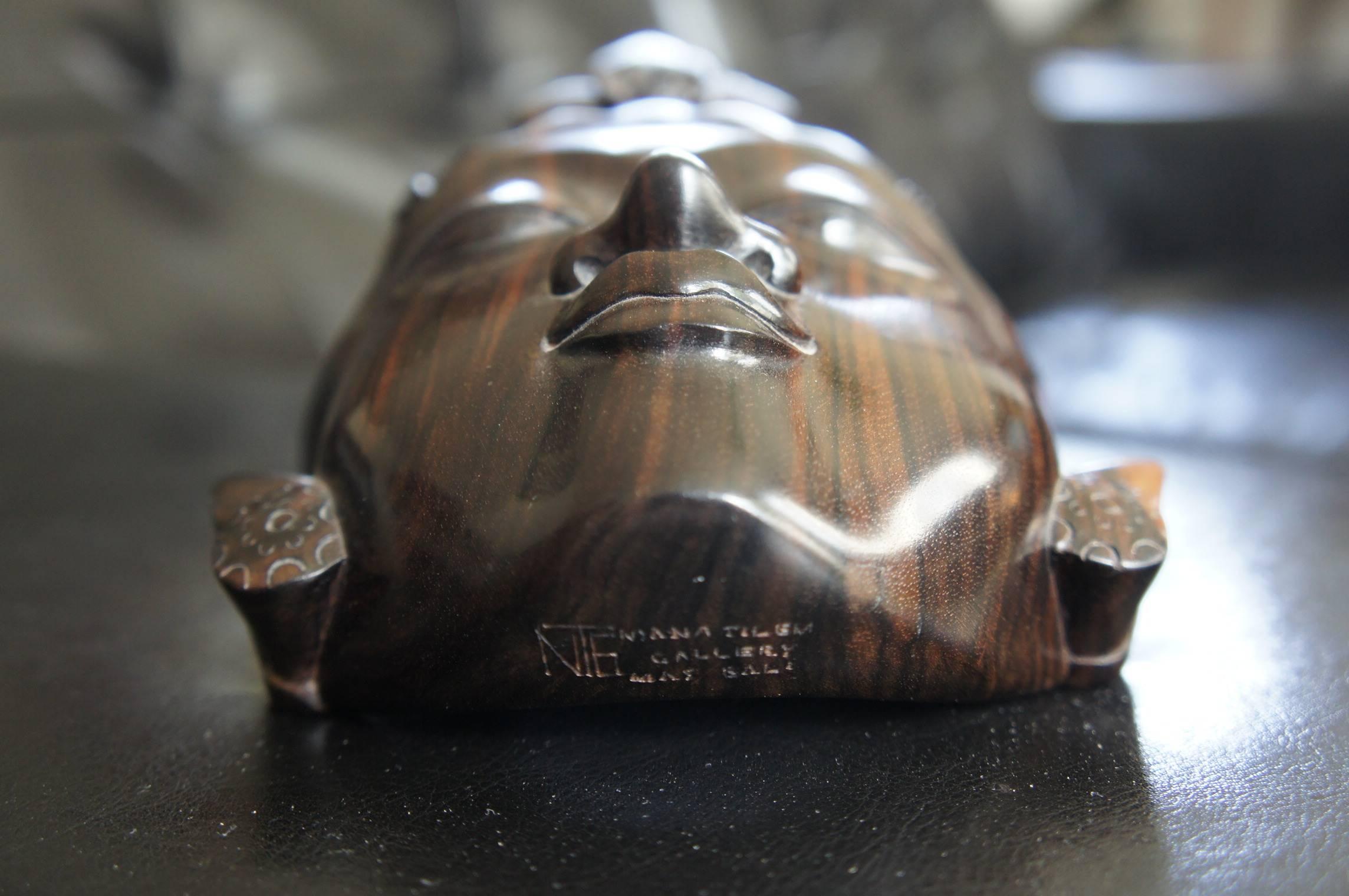 Balinesische Maske aus Makassar-Ebenholz:: handgeschnitzt:: aus der Mitte des Jahrhunderts von Njana Tilem Galerie (Handgeschnitzt)