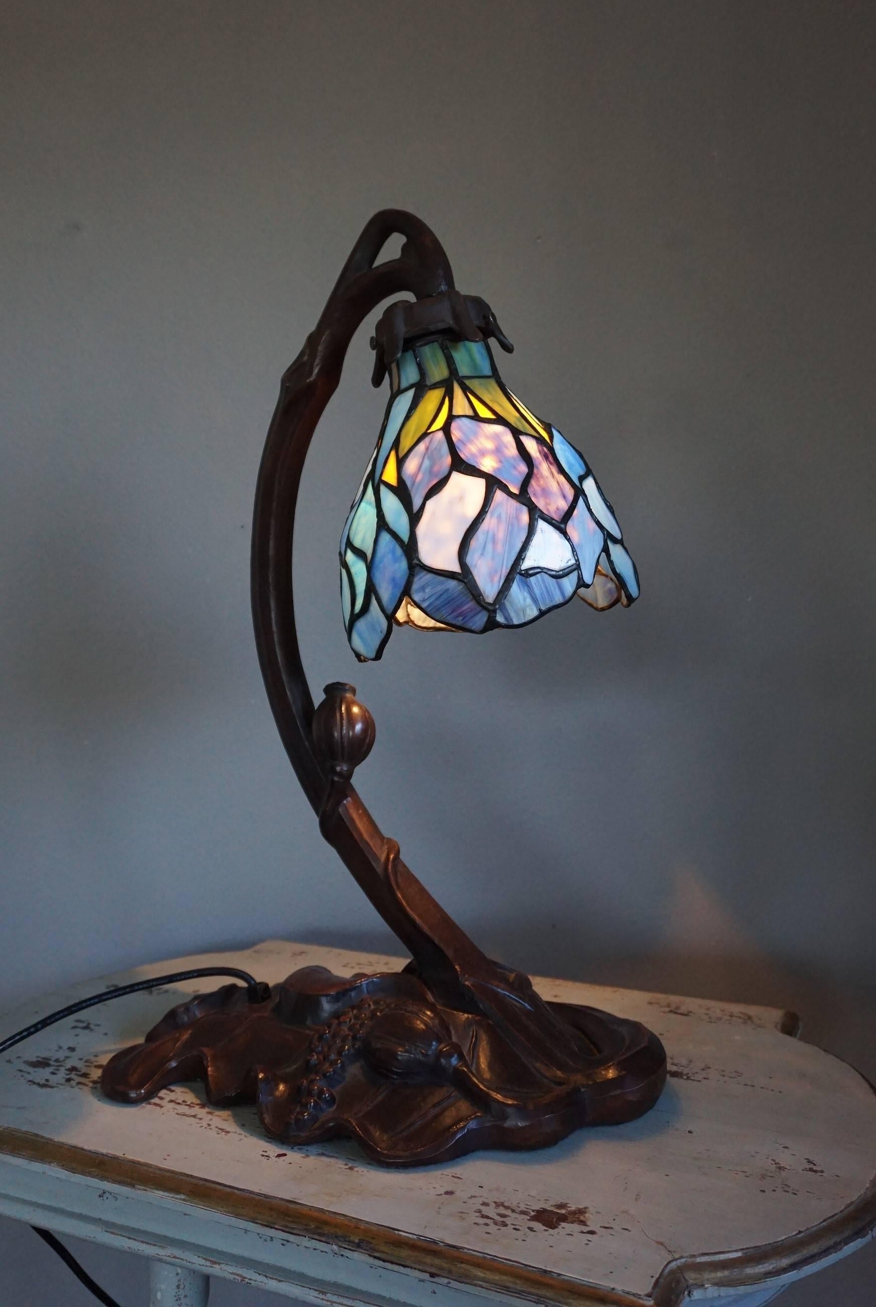 Large Bronzed Metal Tiffany & Art Nouveau Style Poppy Flower Table or Desk Lamp In Excellent Condition In Lisse, NL