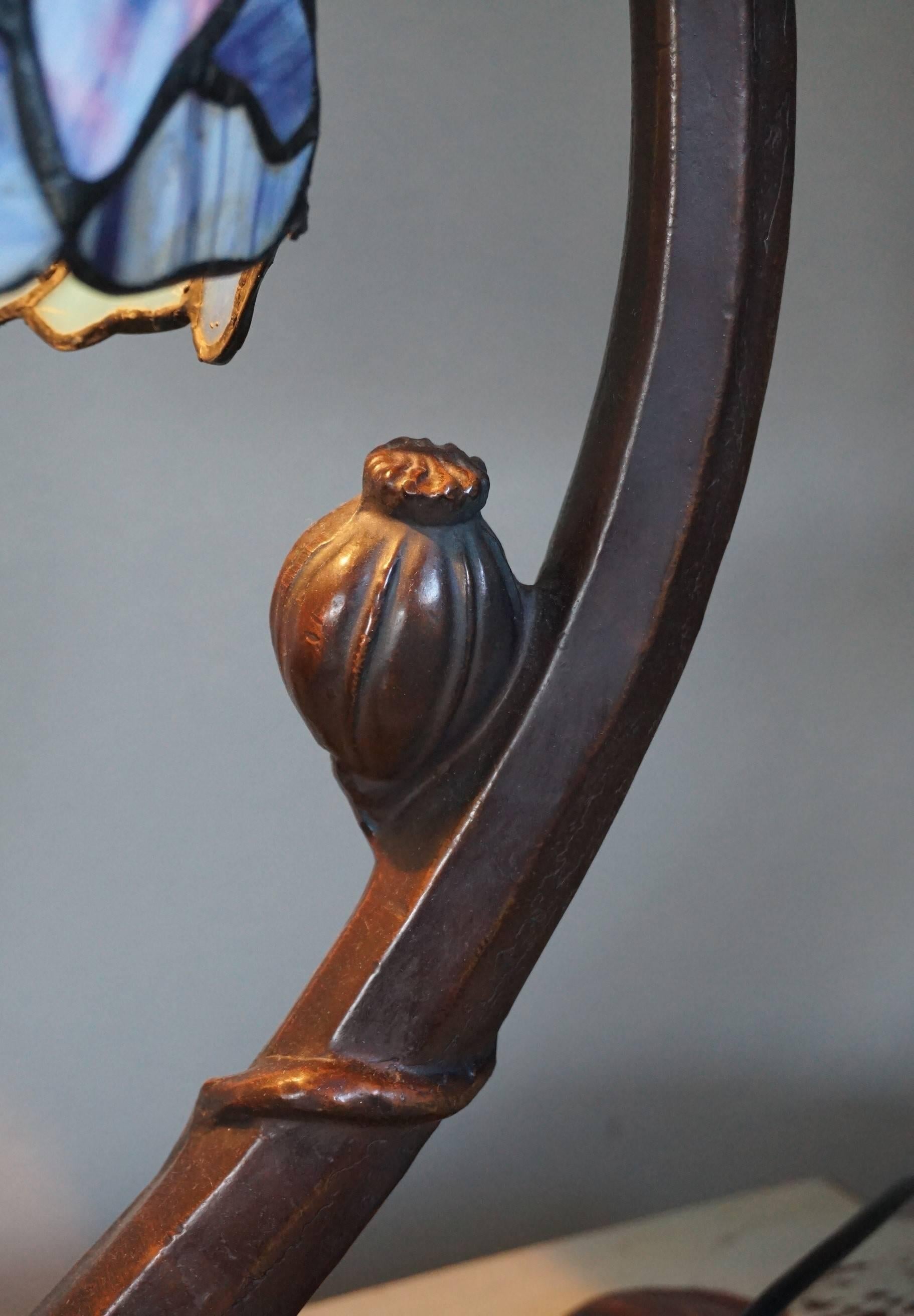 20th Century Large Bronzed Metal Tiffany & Art Nouveau Style Poppy Flower Table or Desk Lamp