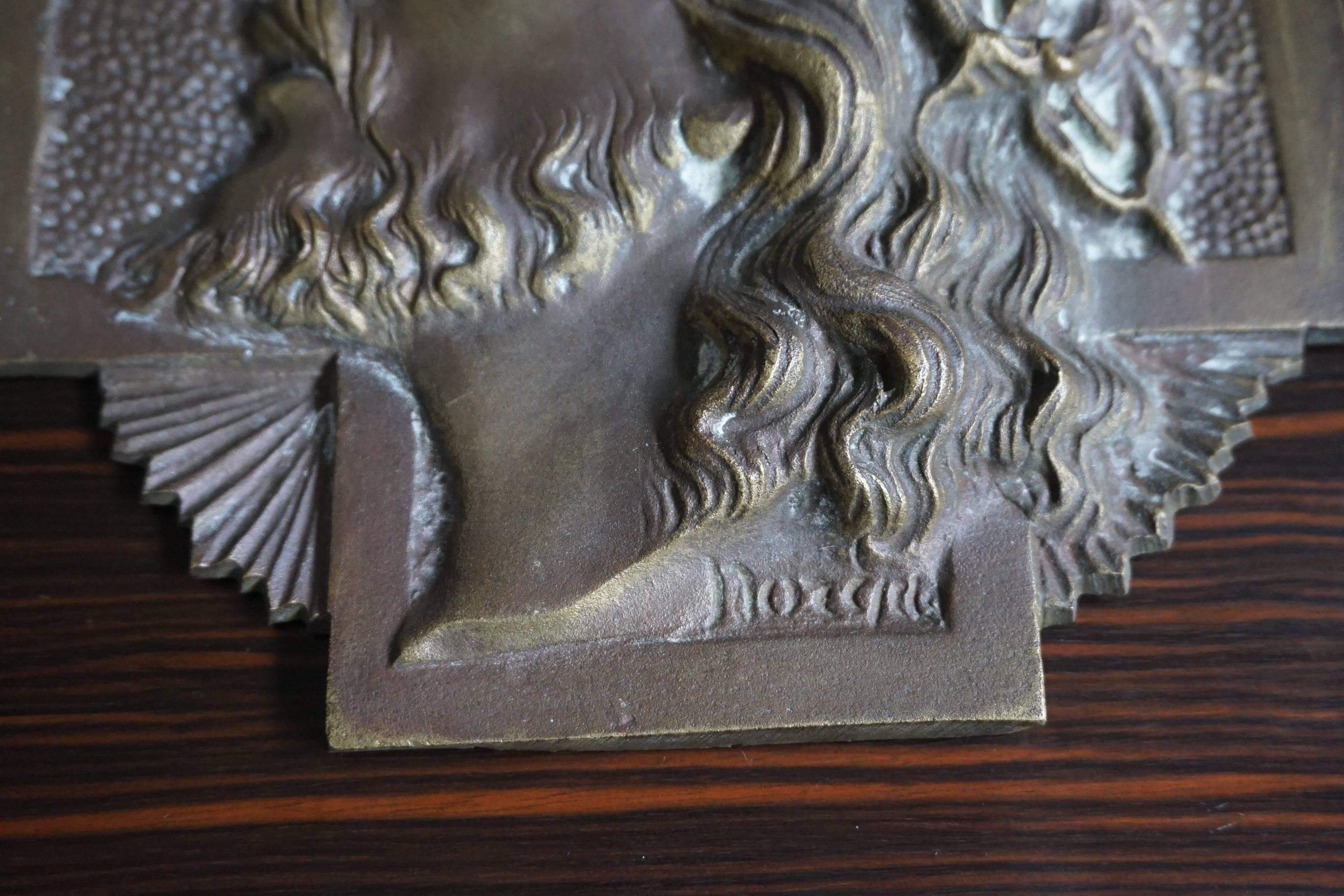 Art déco Rare & Plaque de bronze religieuse signée par Sylvain Norga représentant le Christ souffrant en larmes