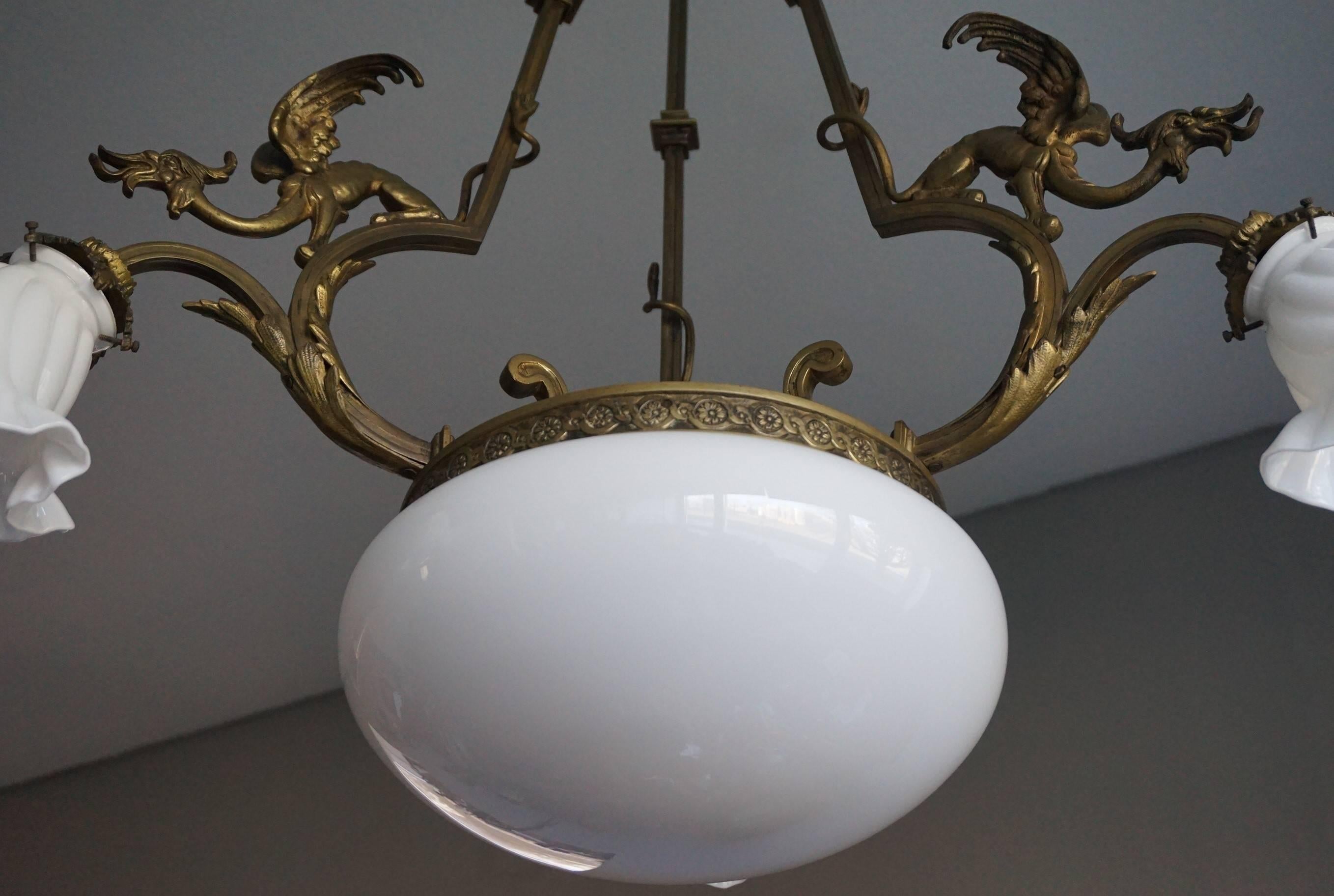 Néo-gothique Lampe à suspension / lustre néo-gothique ancien en bronze et verre avec Gargouilles ailées en vente