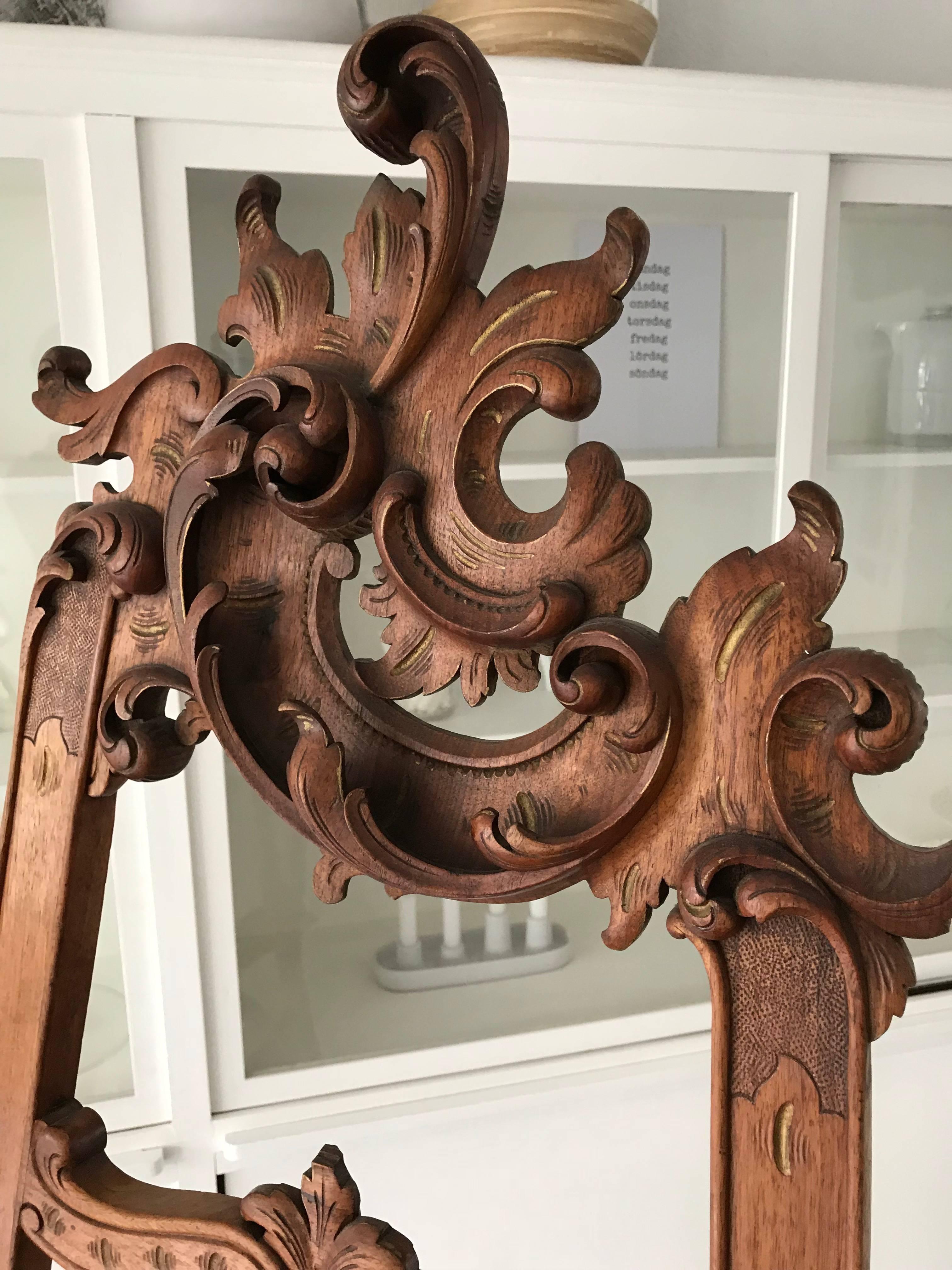 Beautifully detailed and elegant antique picture stand. 

This beautifully made and solid walnut Italian studio picture stand is a joy to look at, even if there is no picture displayed on it. Thanks to the solid structure and the three legged base