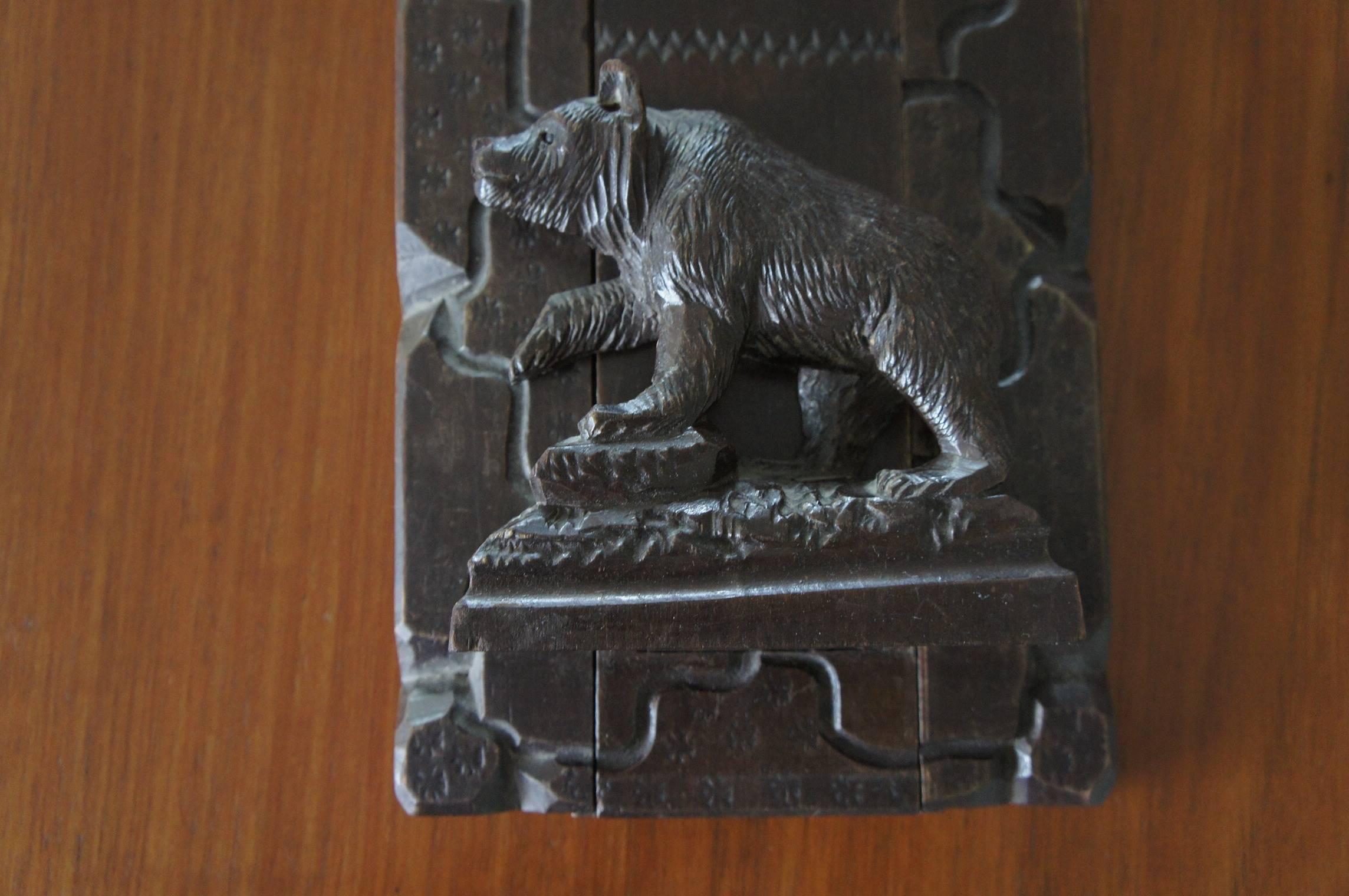 Serre-livres ancien en forme d'ours de la forêt noire suisse, sculpté à la main et en très bon état. 2