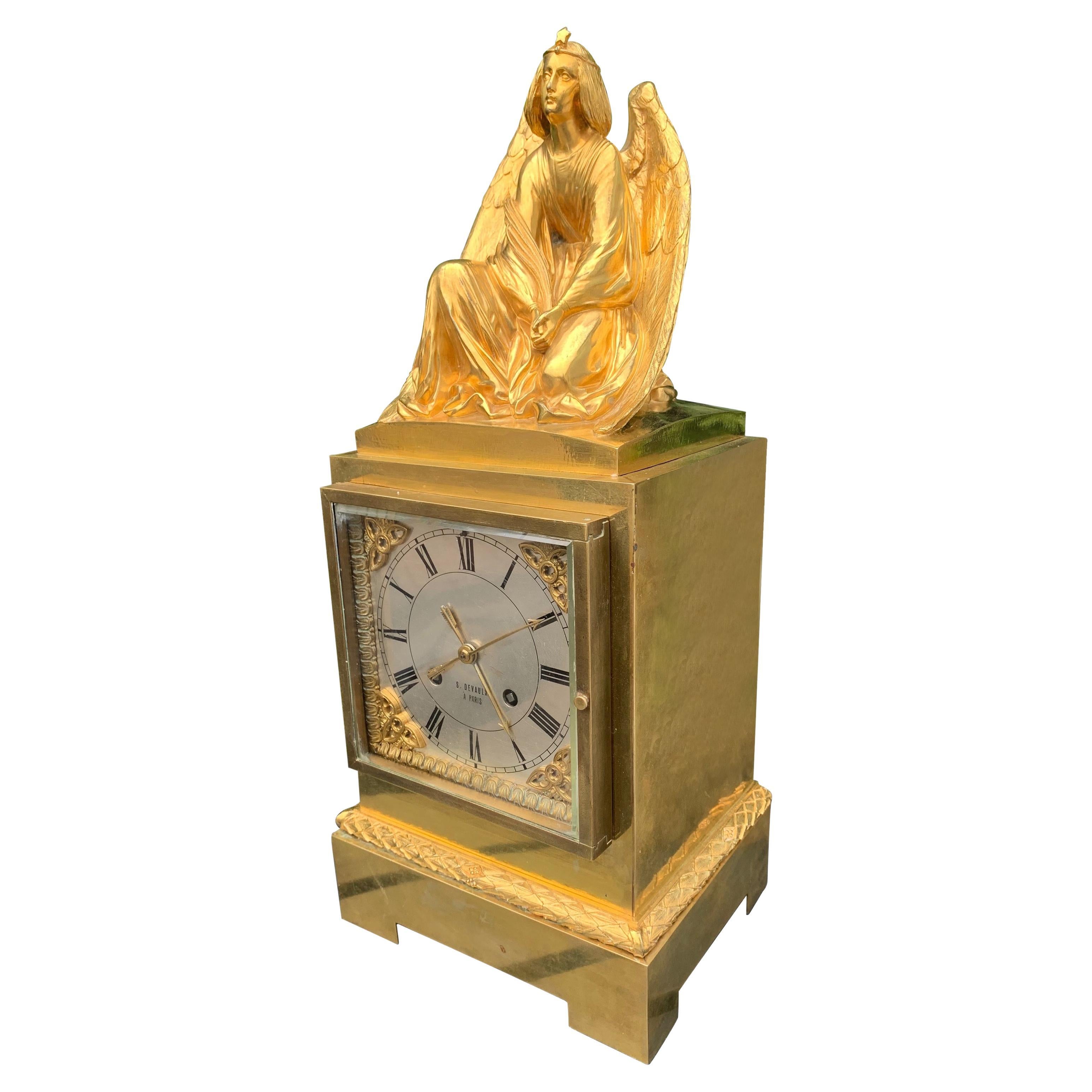 Superbe horloge de table gothique en bronze doré avec sculpture d'un ange de la Terre par Devaulx Paris