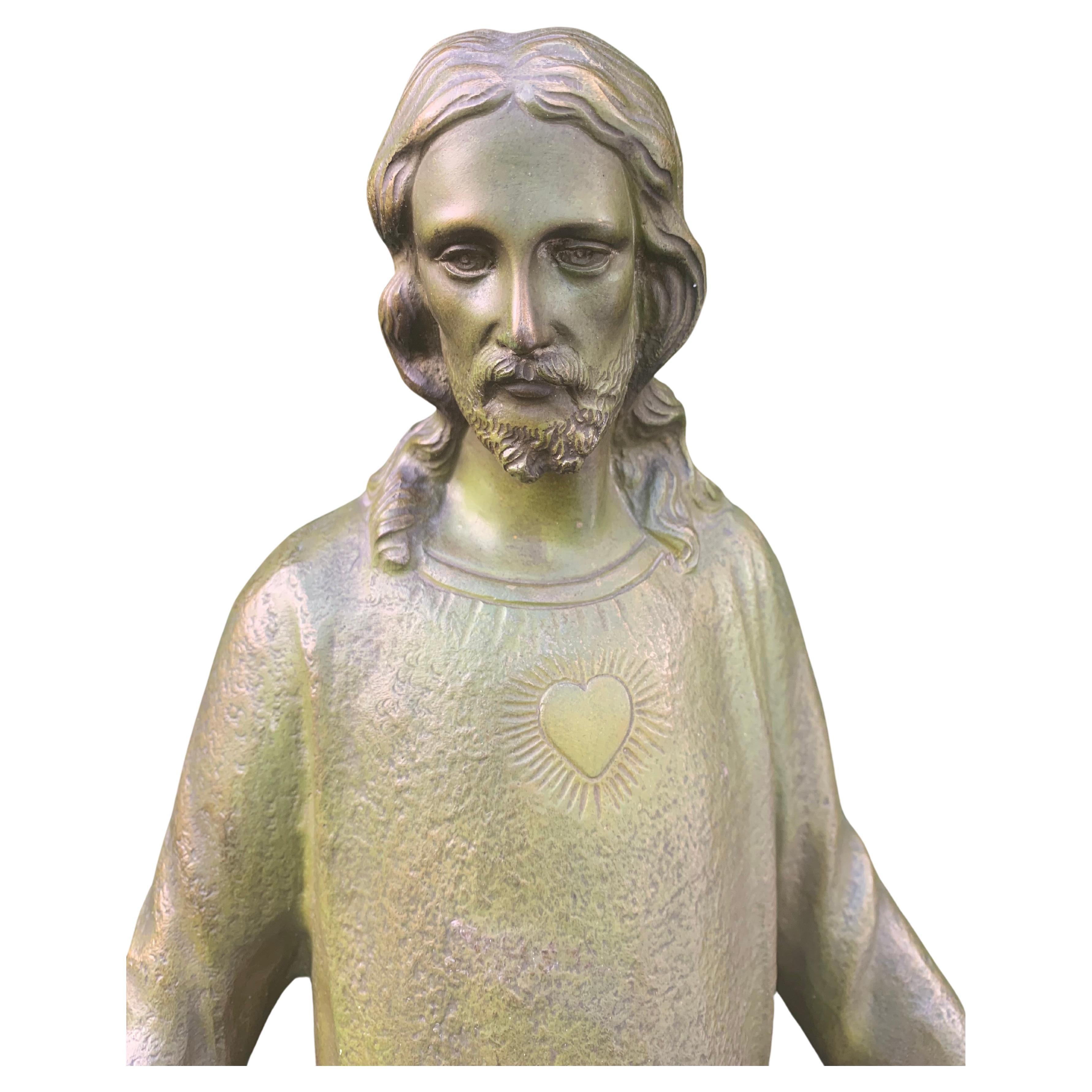 Große und wunderbare antike Bronze-Skulptur des Heiligen Herzens Christi auf Marmorsockel im Angebot