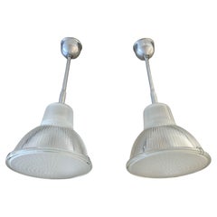 Paire de lustres français marqués à l'Holophane, de taille parfaite et au design brillant
