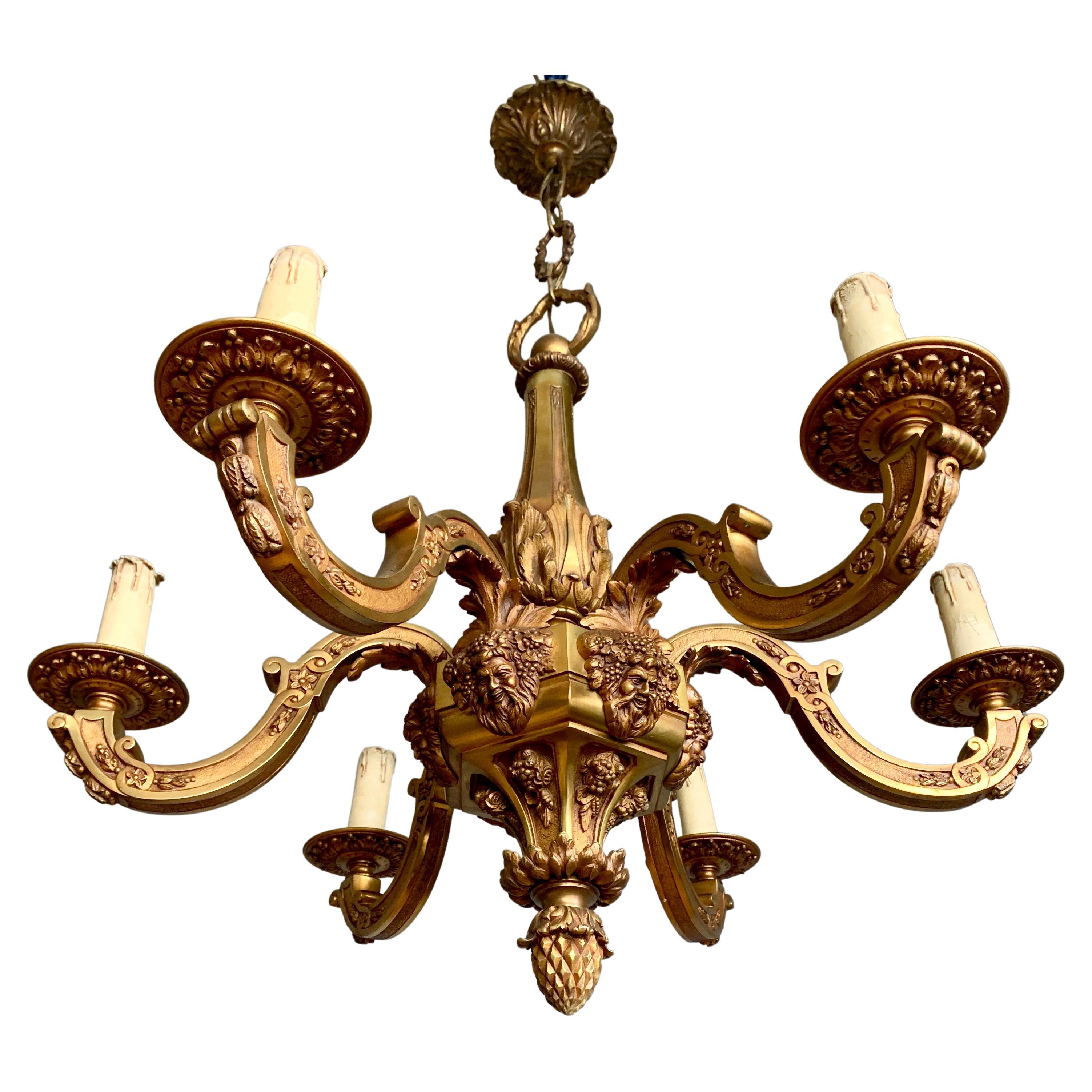 Lustre Mazarin ancien à six lumières en bronze doré avec masques de dieu du vin Bacchus