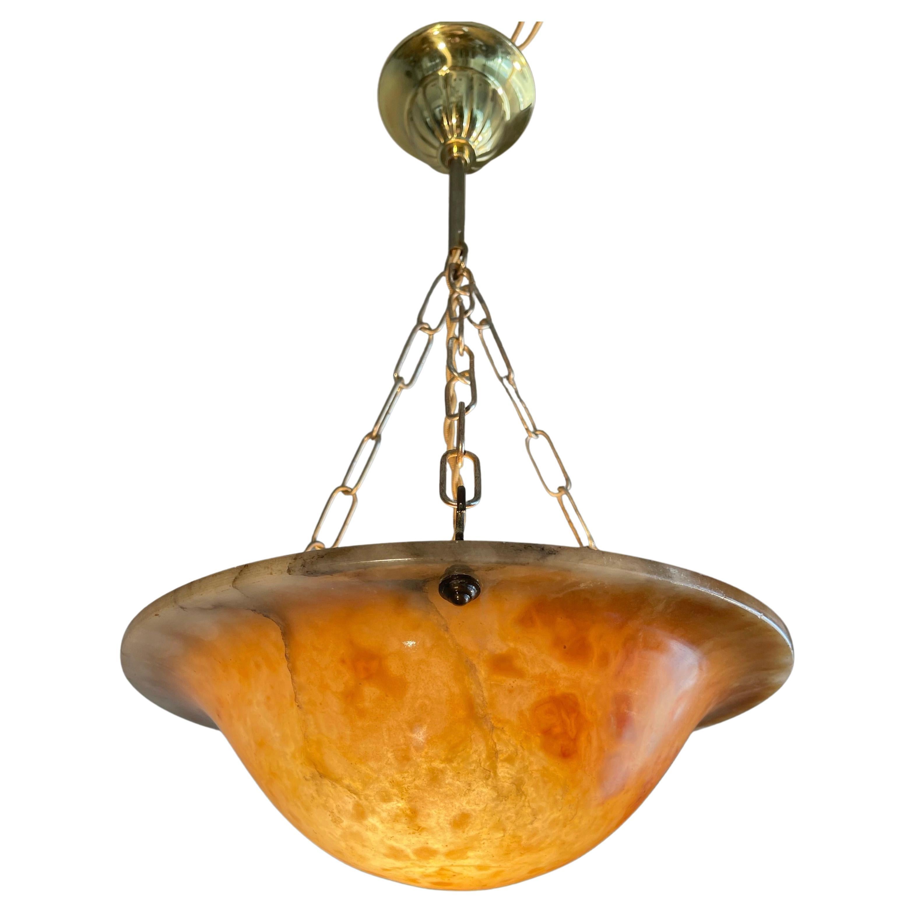 Rare lampe à suspension / plafonnier Art Déco ancien en albâtre et laiton sculpté à la main en vente