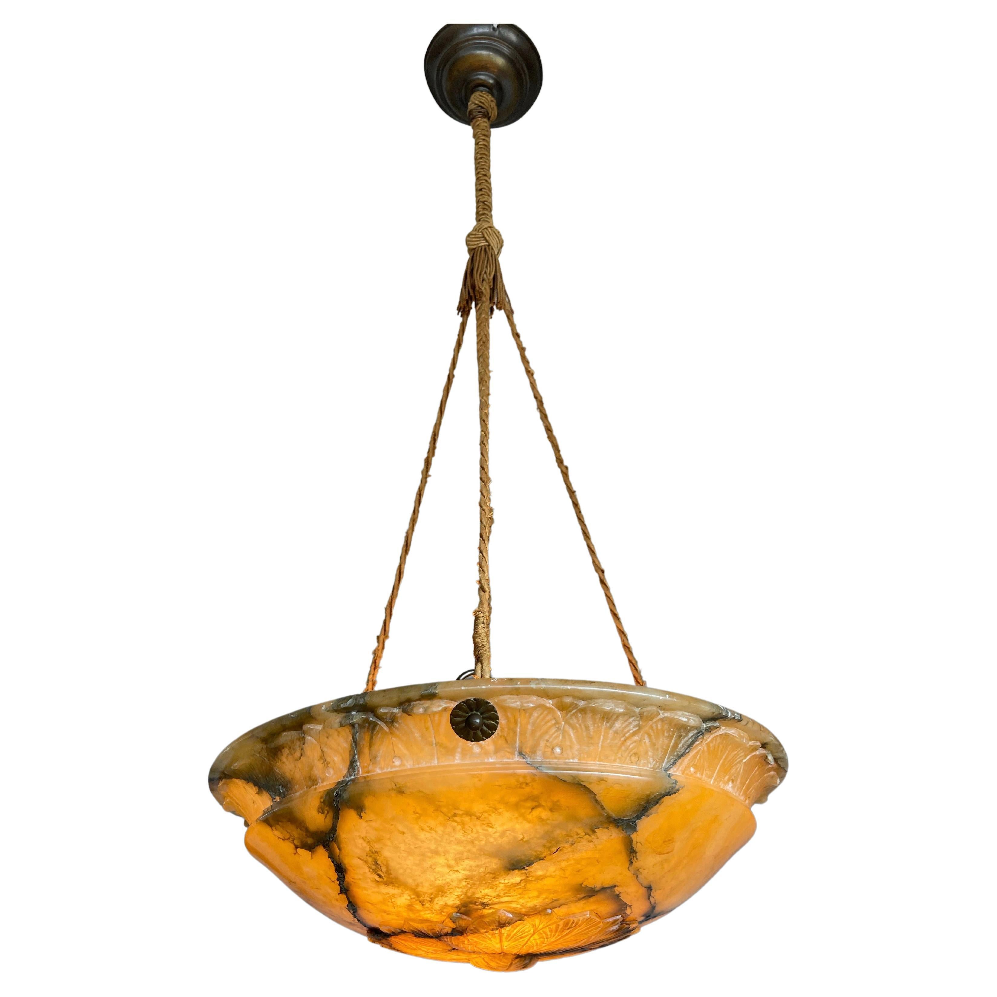 Schöne Farben mit schwarzen Alabaster Alabaster-Leuchte. 

Wenn Sie auf der Suche nach einem großen, hochwertigen und auffälligen Anhänger sind, der Ihre Inneneinrichtung schmückt, könnte dieses Exemplar aus dem frühen 20. Jahrhundert perfekt für