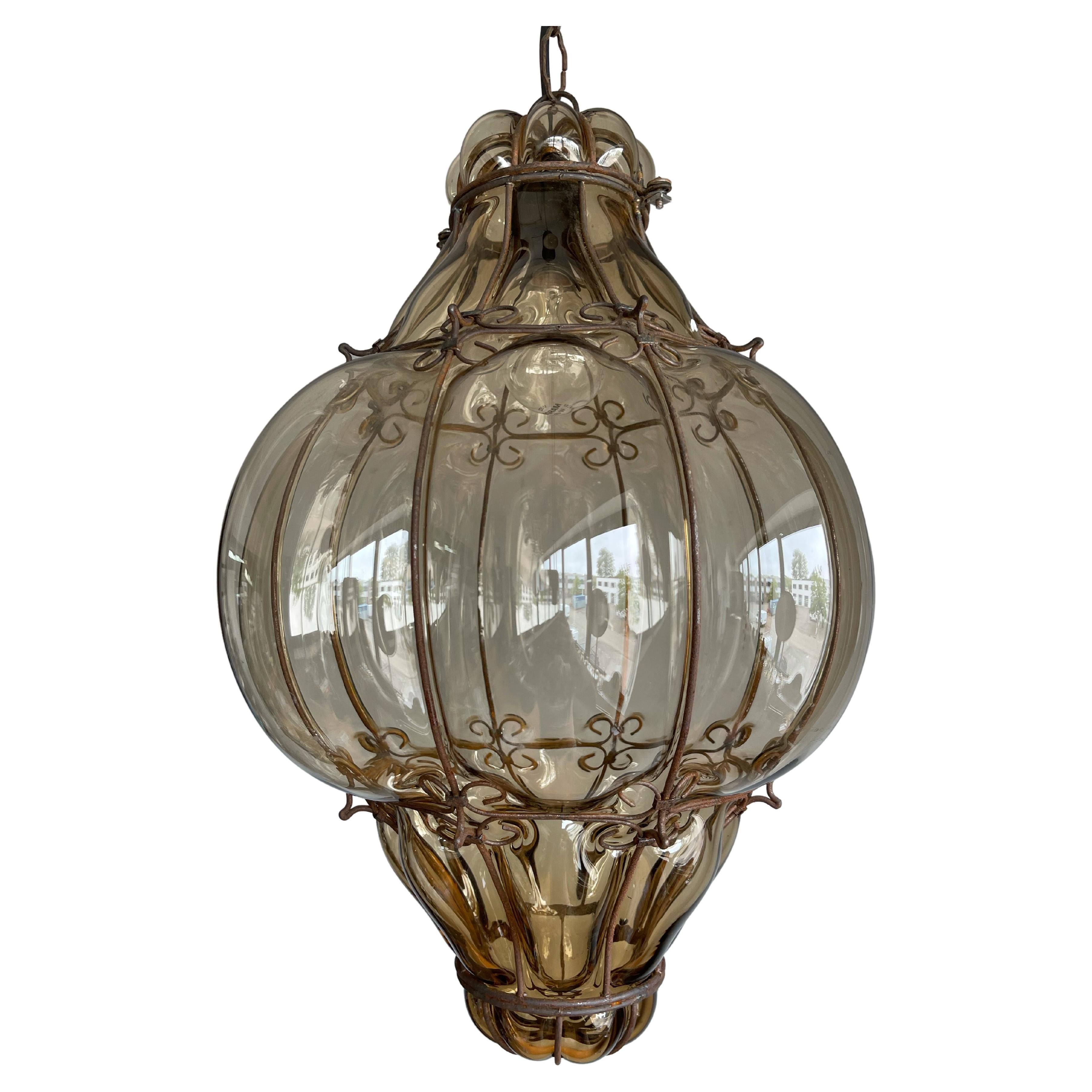 Lampe à suspension vénitienne brillante en verre de Murano soufflé à la bouche de couleur ambre dans un cadre métallique